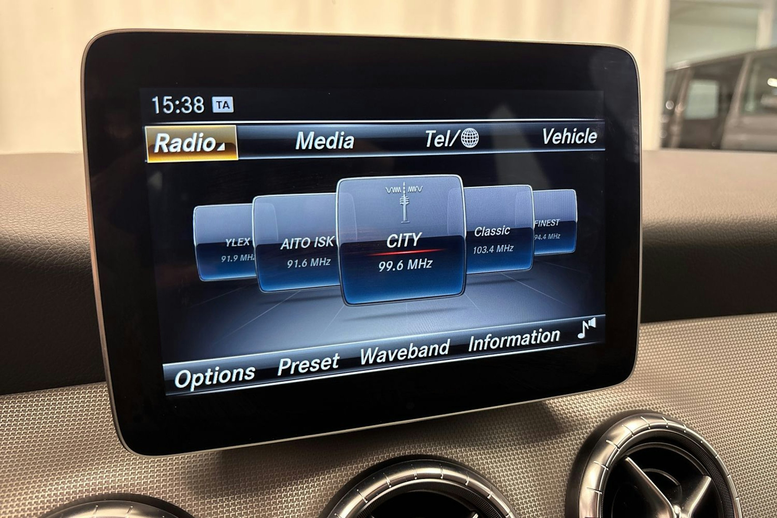 met. harmaa Mercedes-Benz CLA 2018 kuva 24.