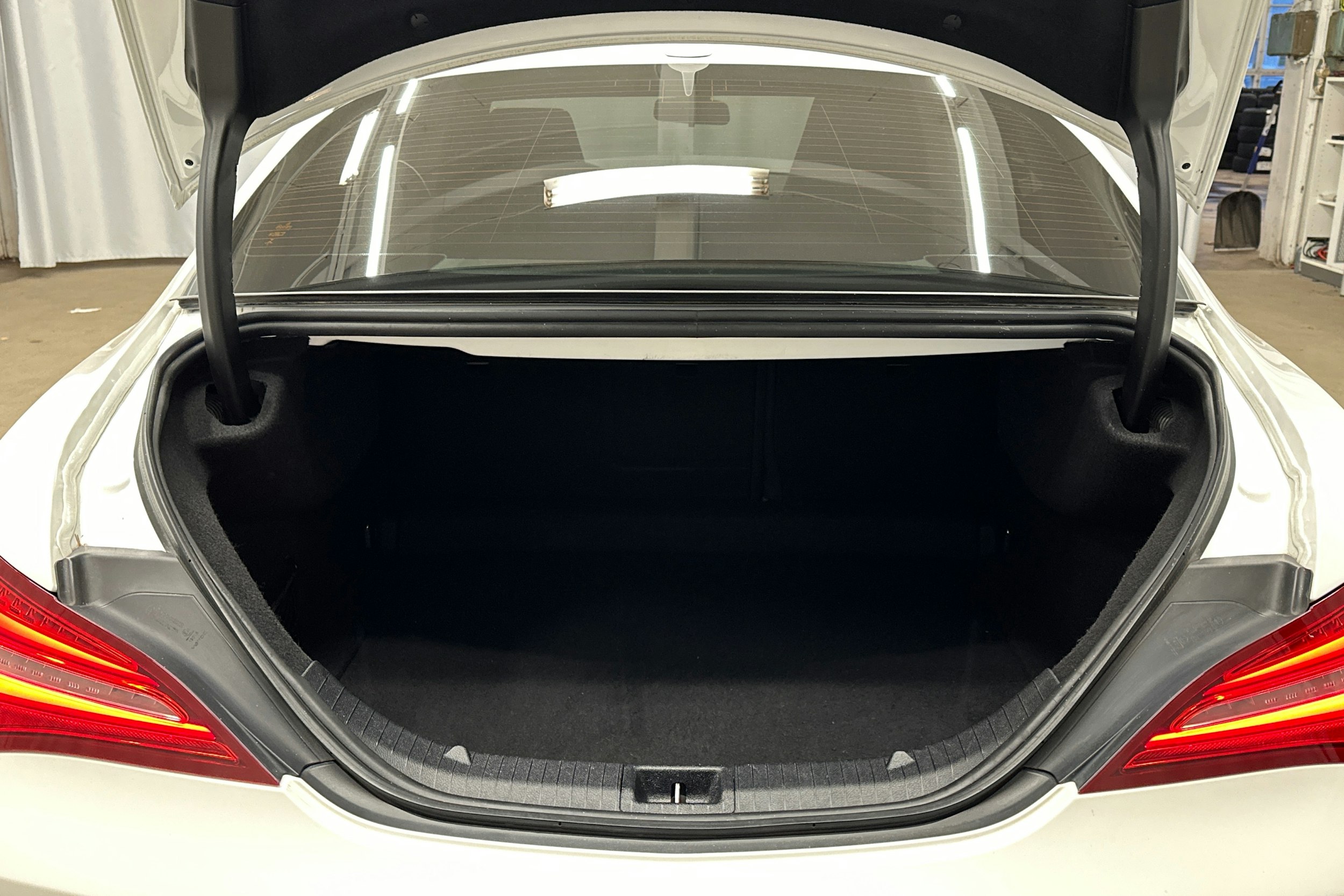 valkoinen Mercedes-Benz CLA 2018 kuva 14.