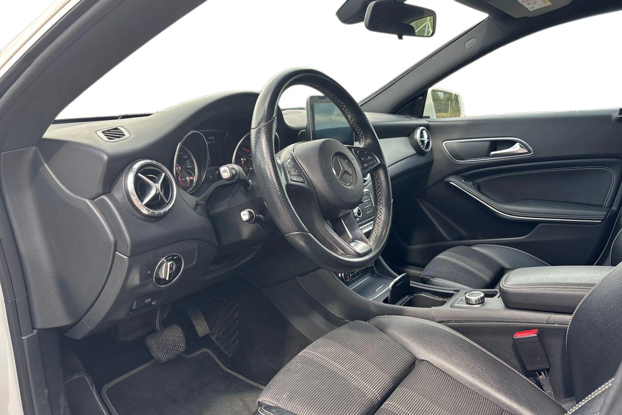 Valkoinen Mercedes-Benz CLA 2018 kuva 3.