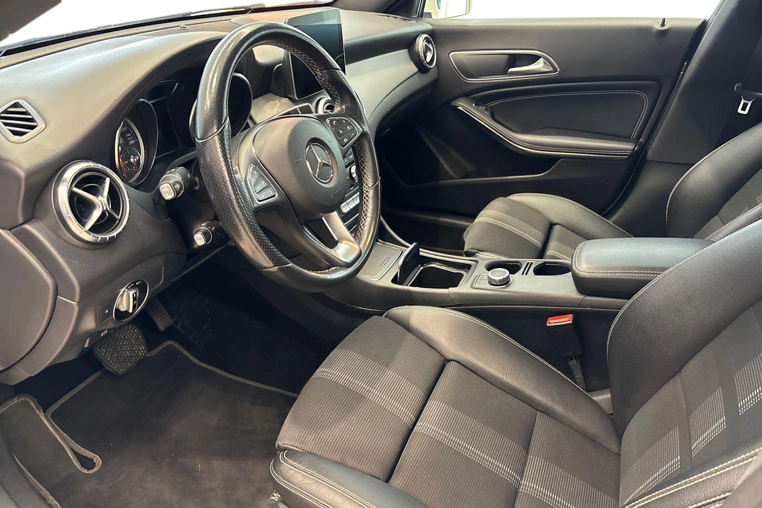 Valkoinen Mercedes-Benz CLA 2018 kuva 6.