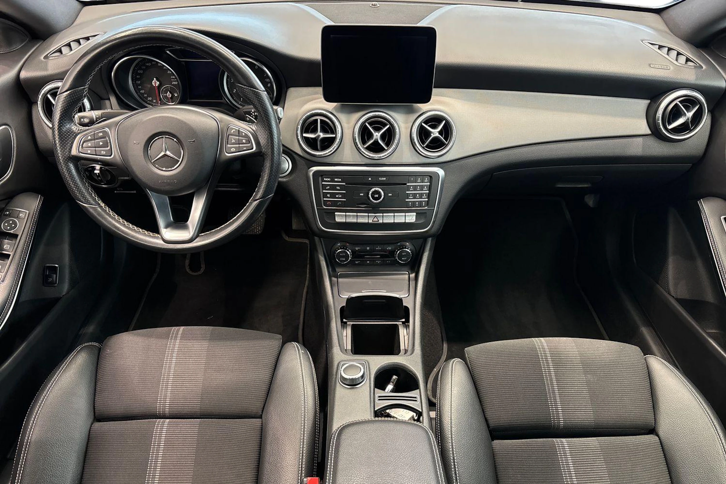 Valkoinen Mercedes-Benz CLA 2018 kuva 7.