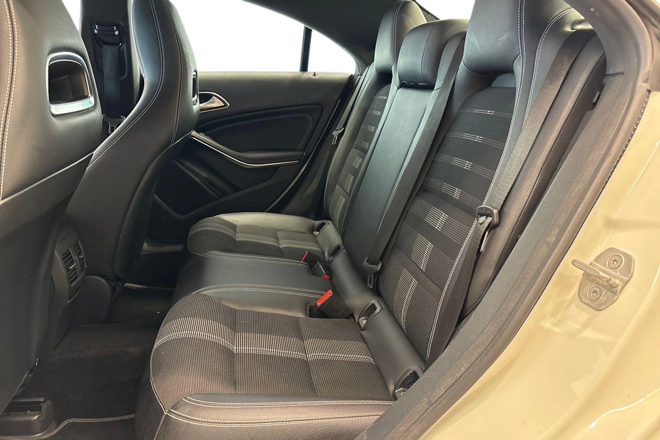 Valkoinen Mercedes-Benz CLA 2018 kuva 8.