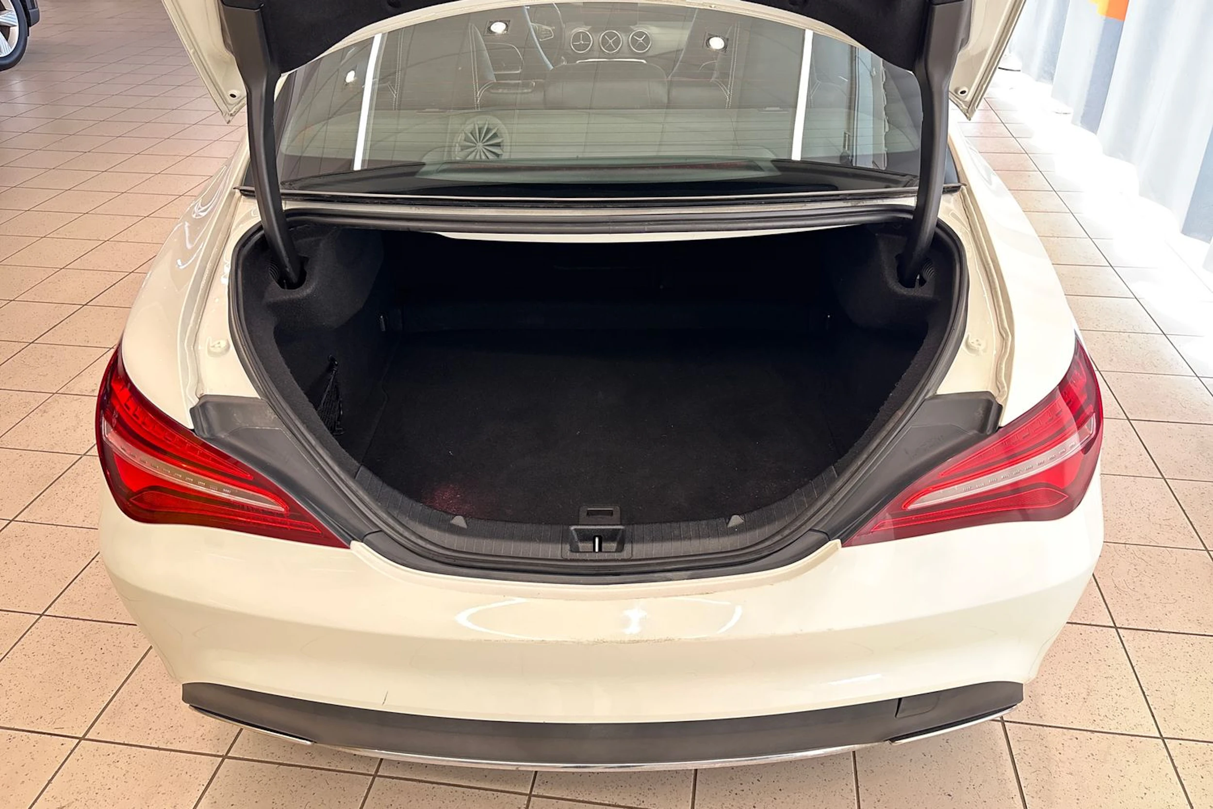 Valkoinen Mercedes-Benz CLA 2018 kuva 13.