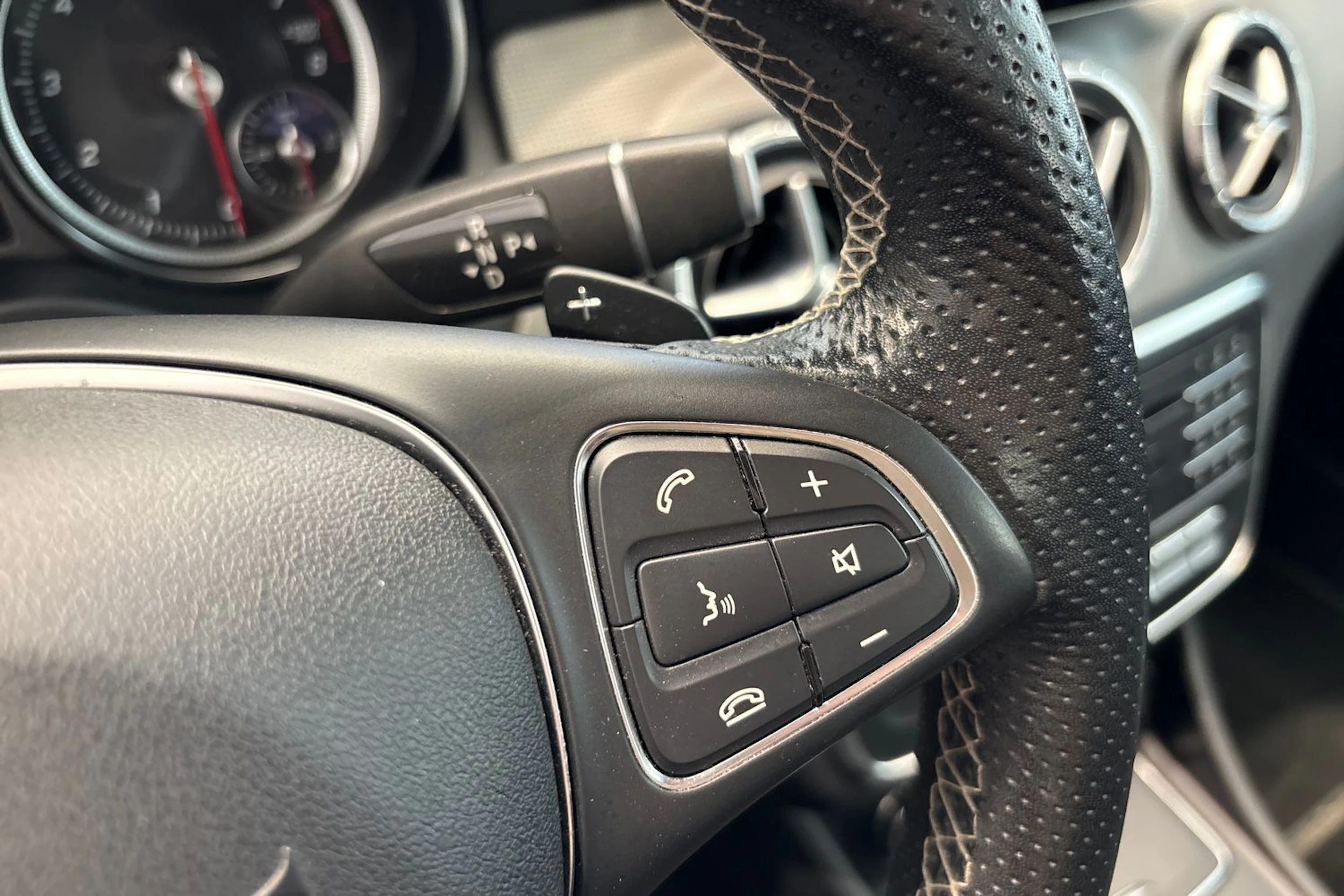 Valkoinen Mercedes-Benz CLA 2018 kuva 19.