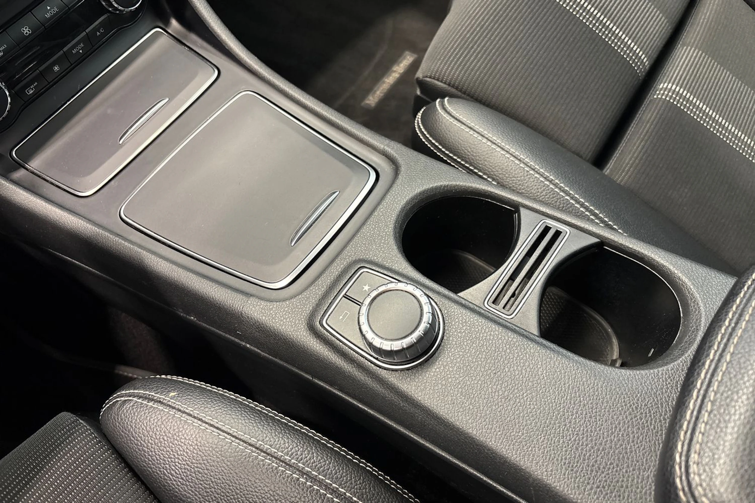 Valkoinen Mercedes-Benz CLA 2018 kuva 20.