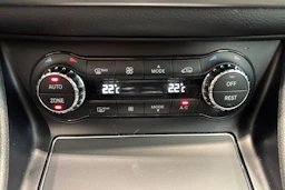 Valkoinen Mercedes-Benz CLA 2018 kuva 21.