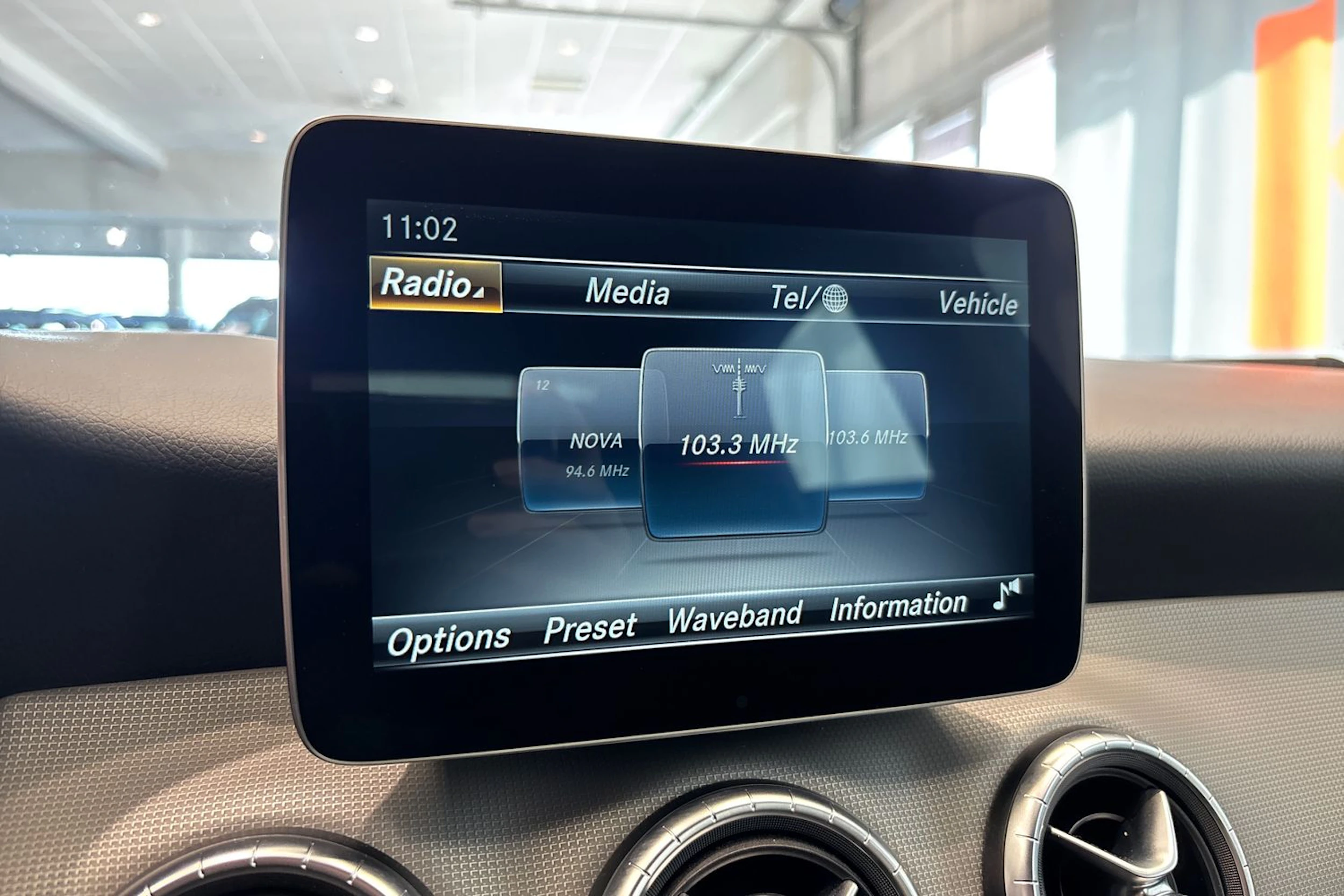 Valkoinen Mercedes-Benz CLA 2018 kuva 23.