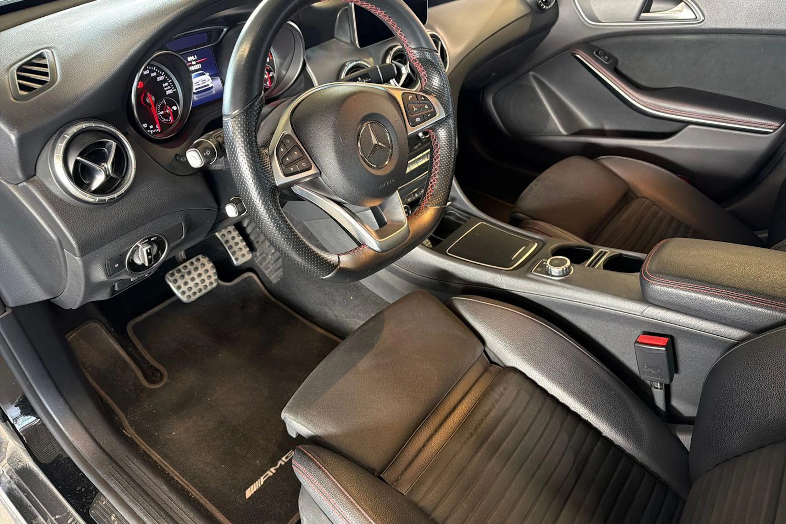 musta Mercedes-Benz CLA 2018 kuva 3.