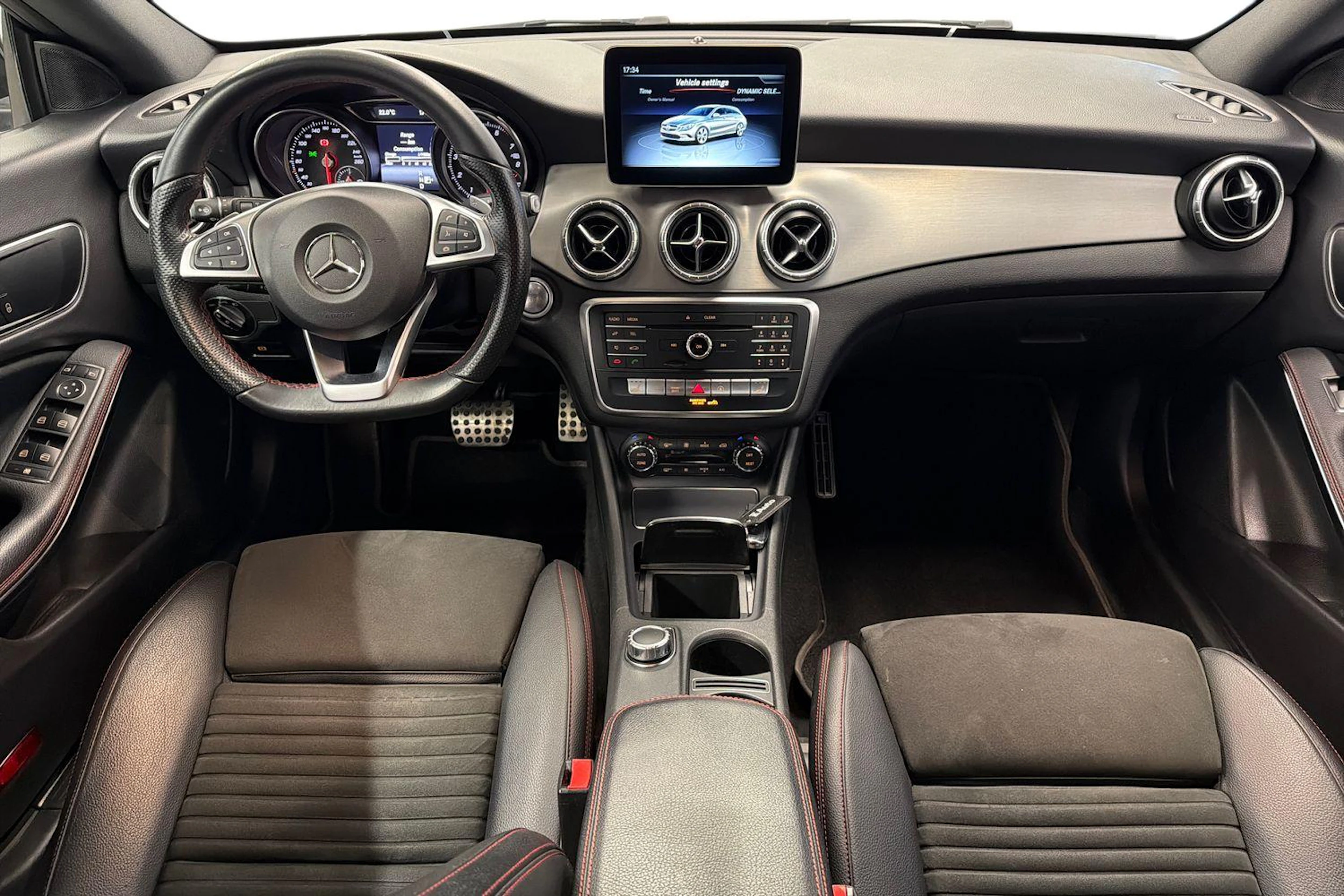 musta Mercedes-Benz CLA 2018 kuva 9.