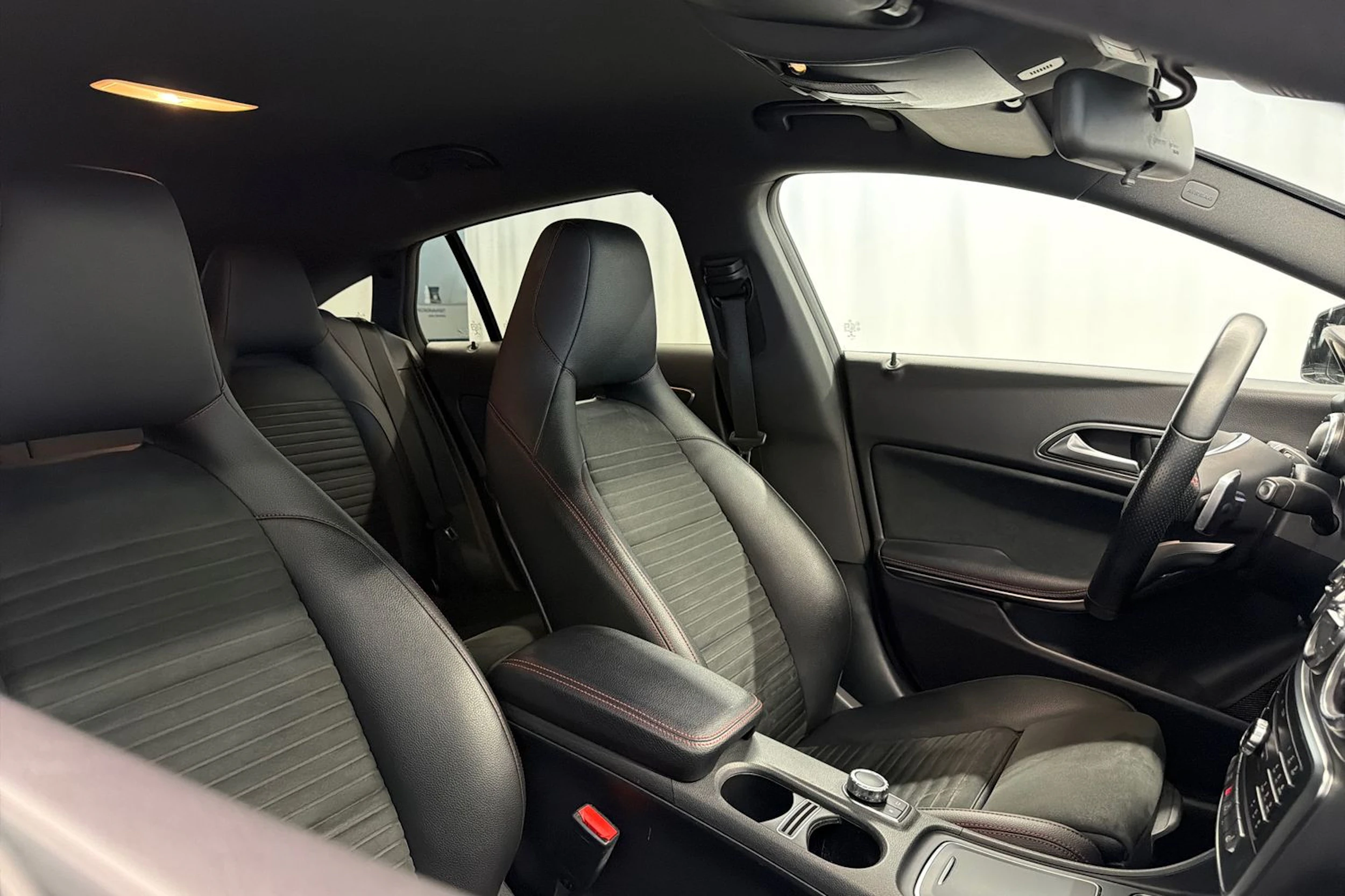 musta Mercedes-Benz CLA 2018 kuva 15.