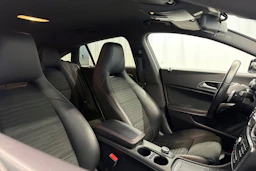 musta Mercedes-Benz CLA 2018 kuva 15.