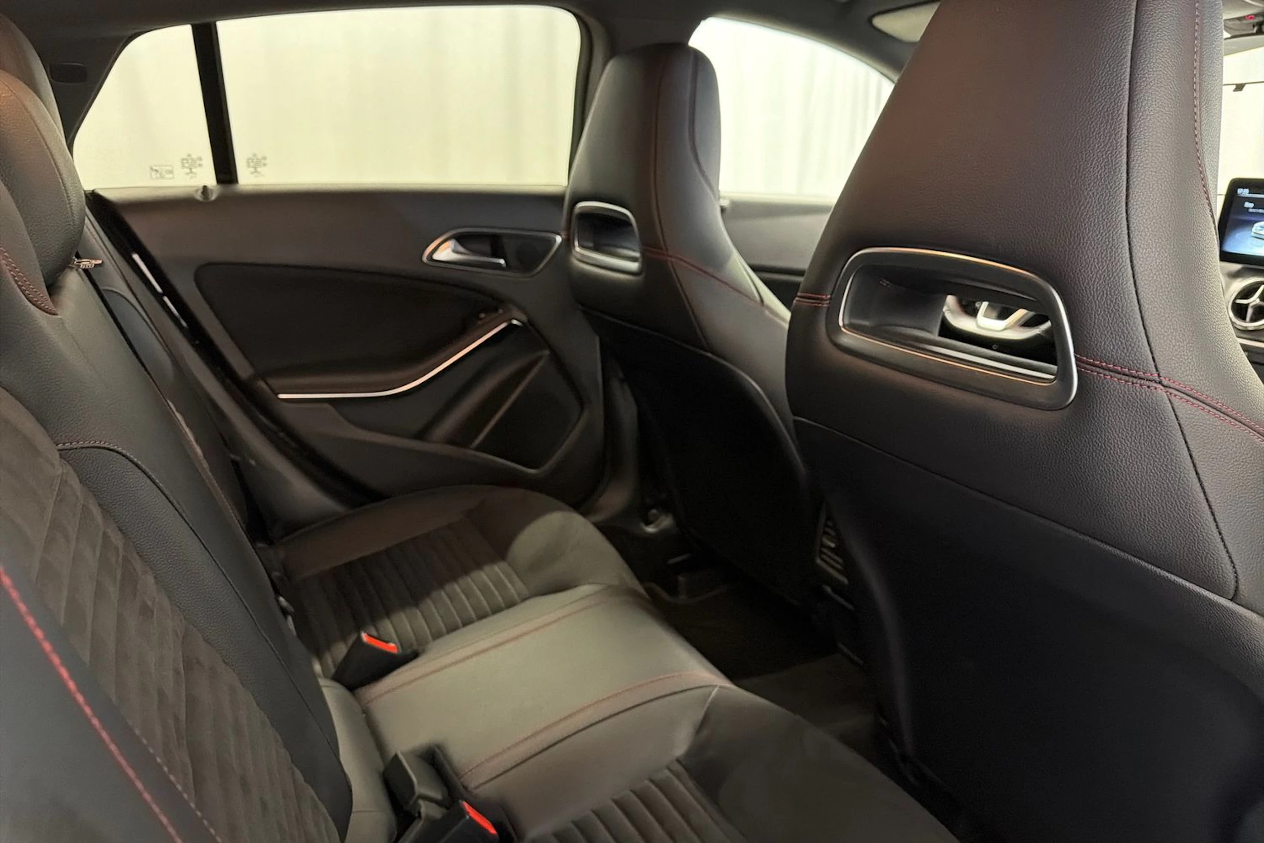 musta Mercedes-Benz CLA 2018 kuva 16.