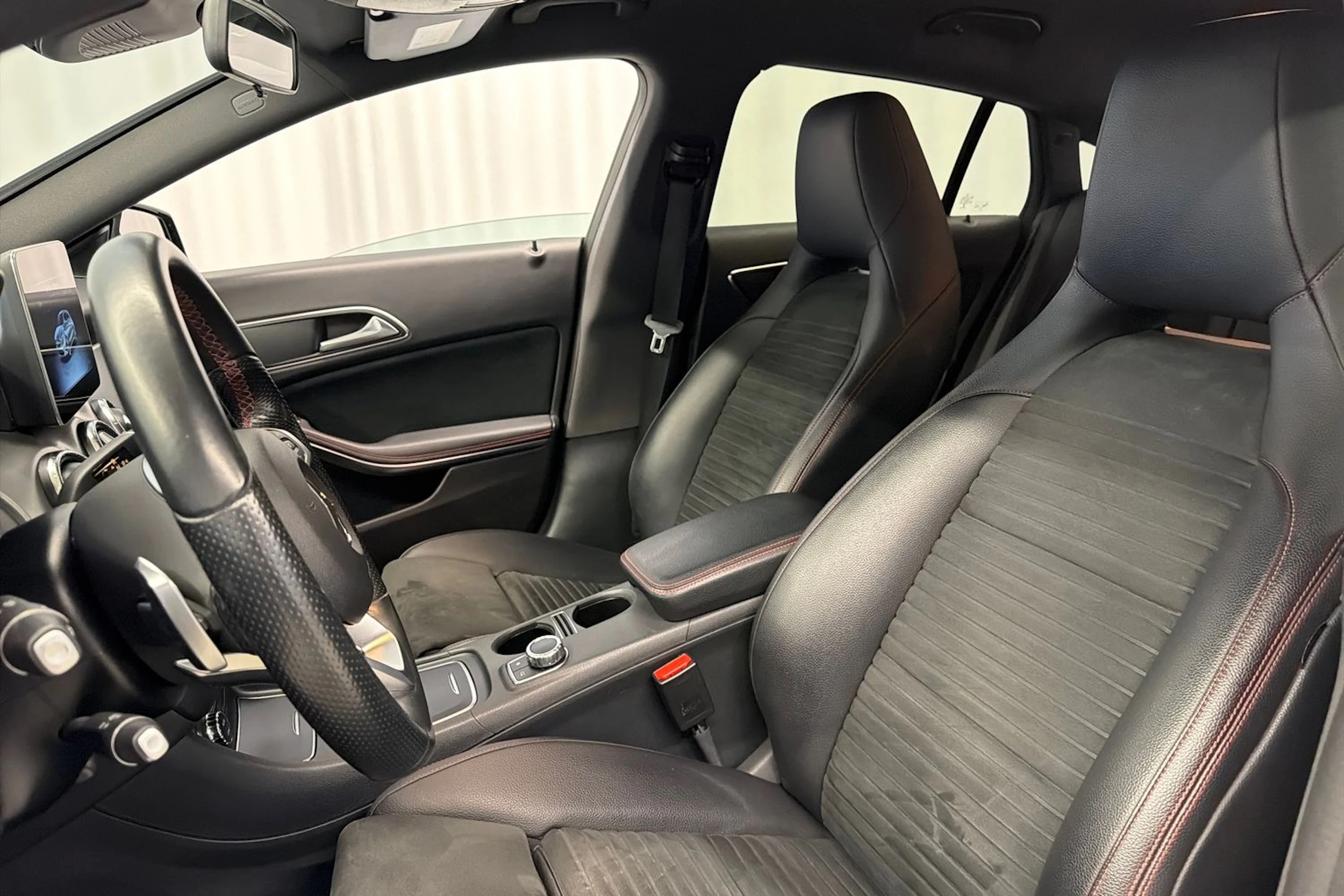 musta Mercedes-Benz CLA 2018 kuva 20.