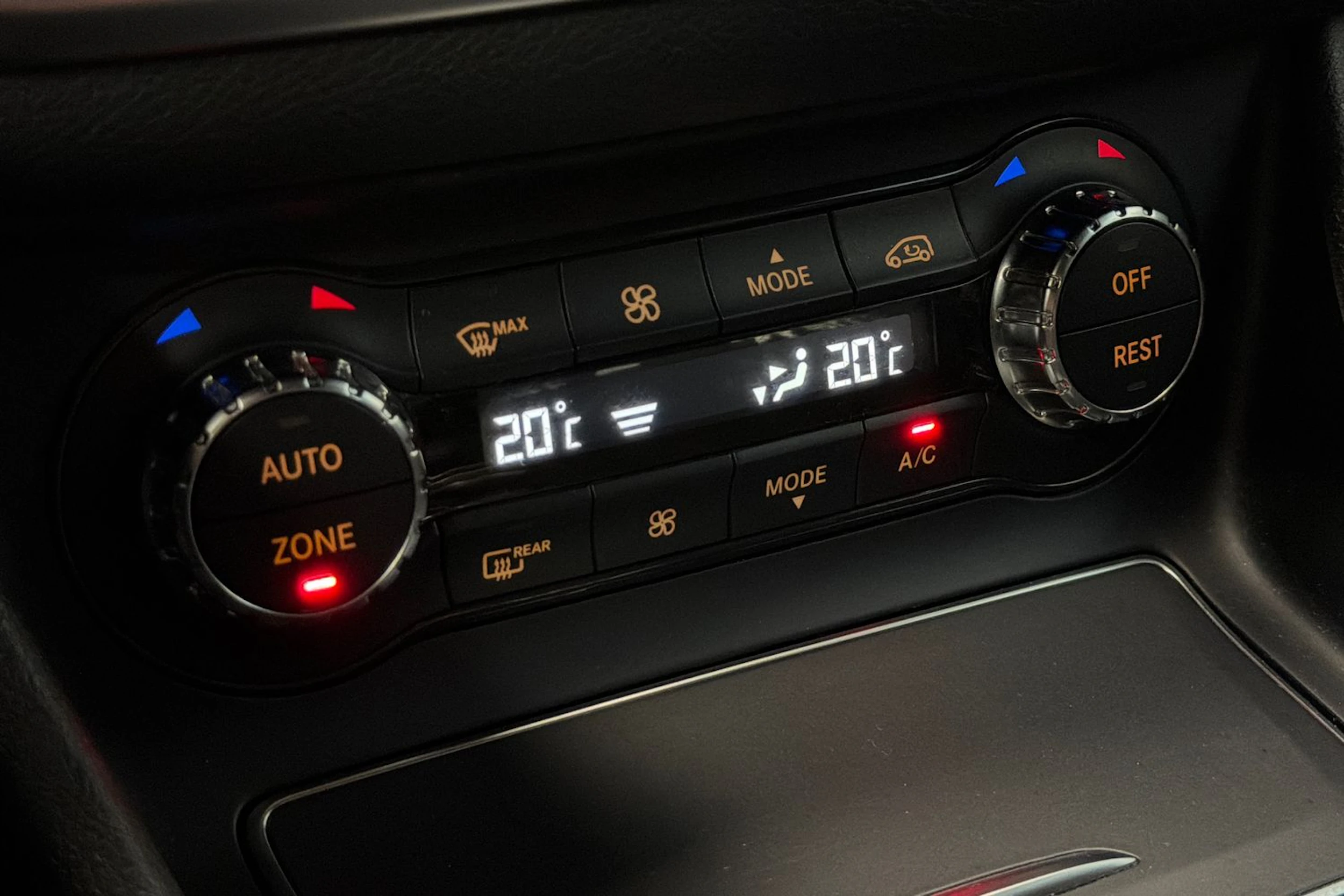 musta Mercedes-Benz CLA 2018 kuva 28.