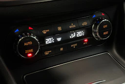 musta Mercedes-Benz CLA 2018 kuva 28.