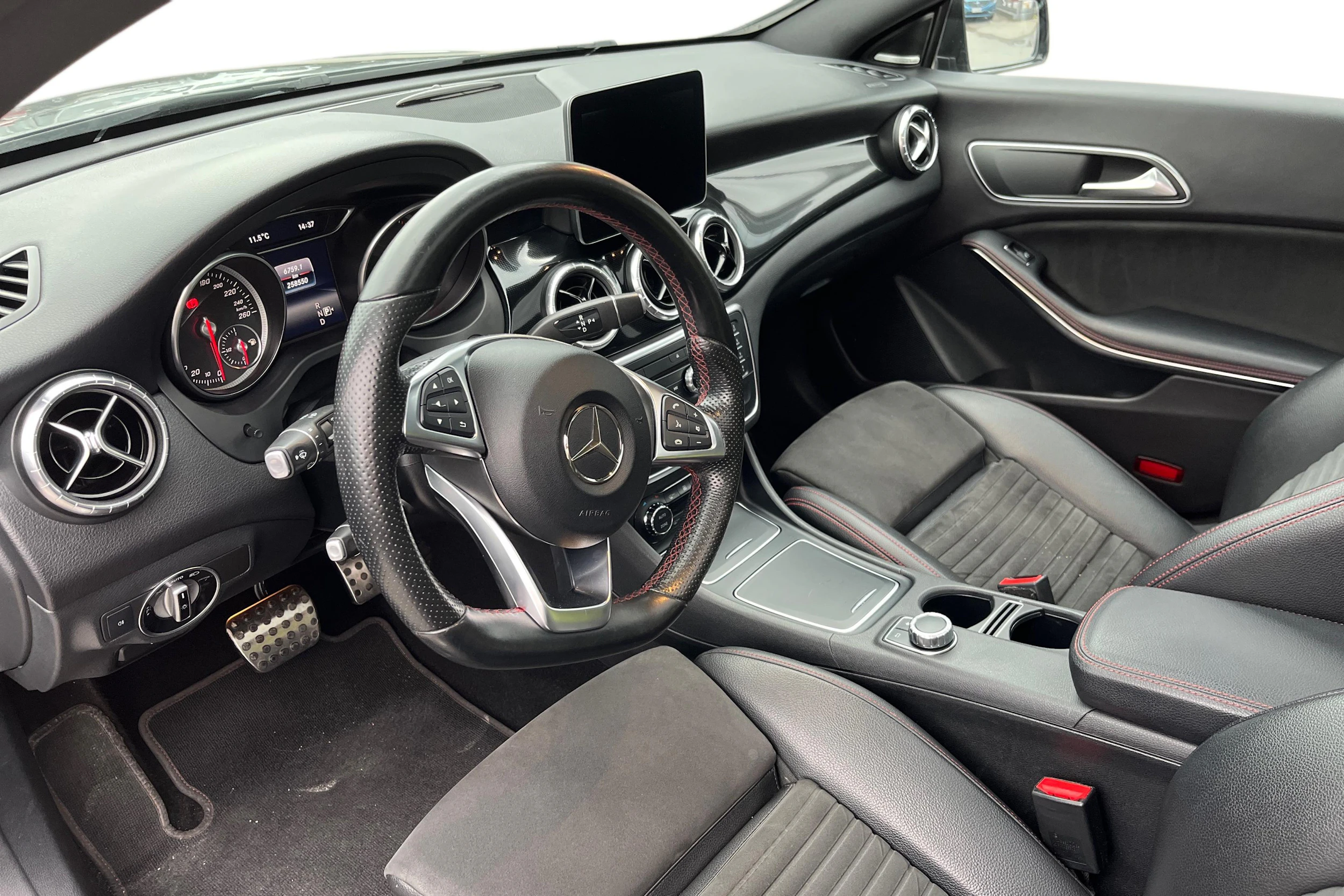 harmaa Mercedes-Benz CLA 2018 kuva 3.