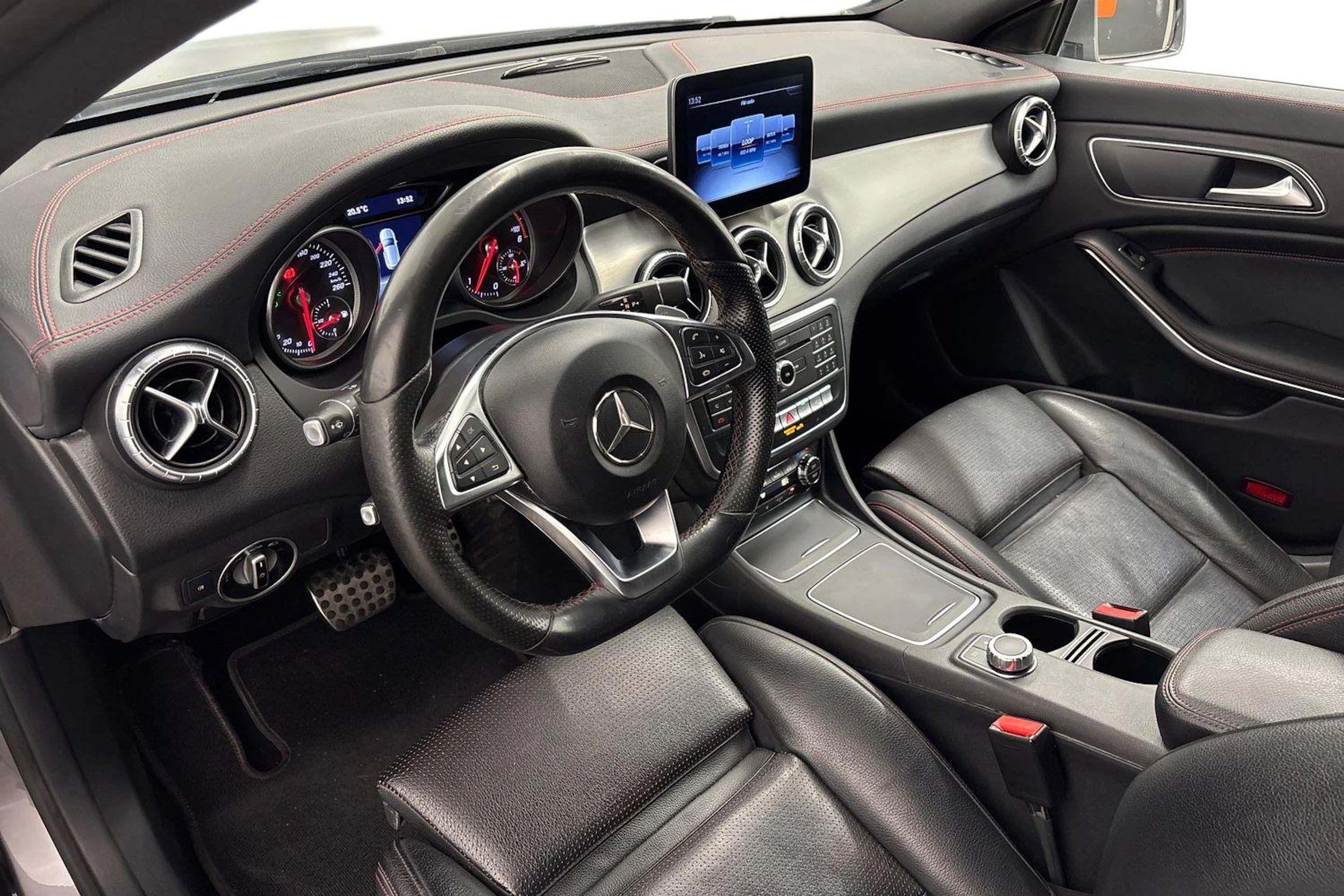 Harmaa Mercedes-Benz CLA 2018 kuva 6.