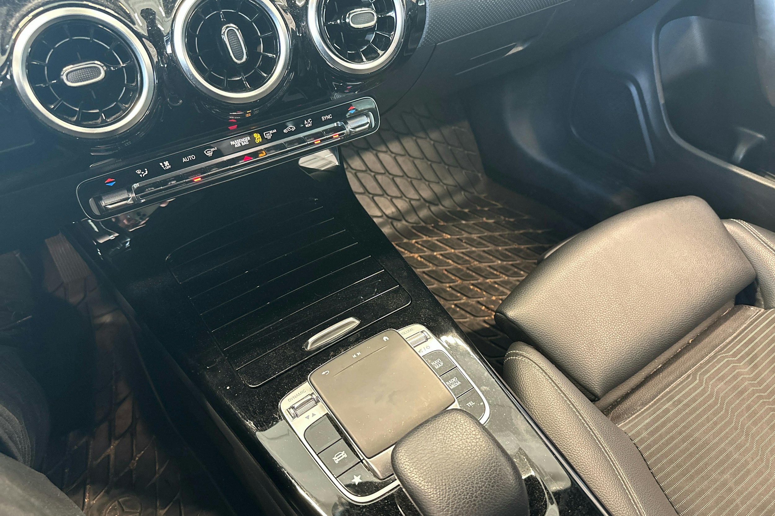 harmaa Mercedes-Benz CLA 2019 kuva 34.