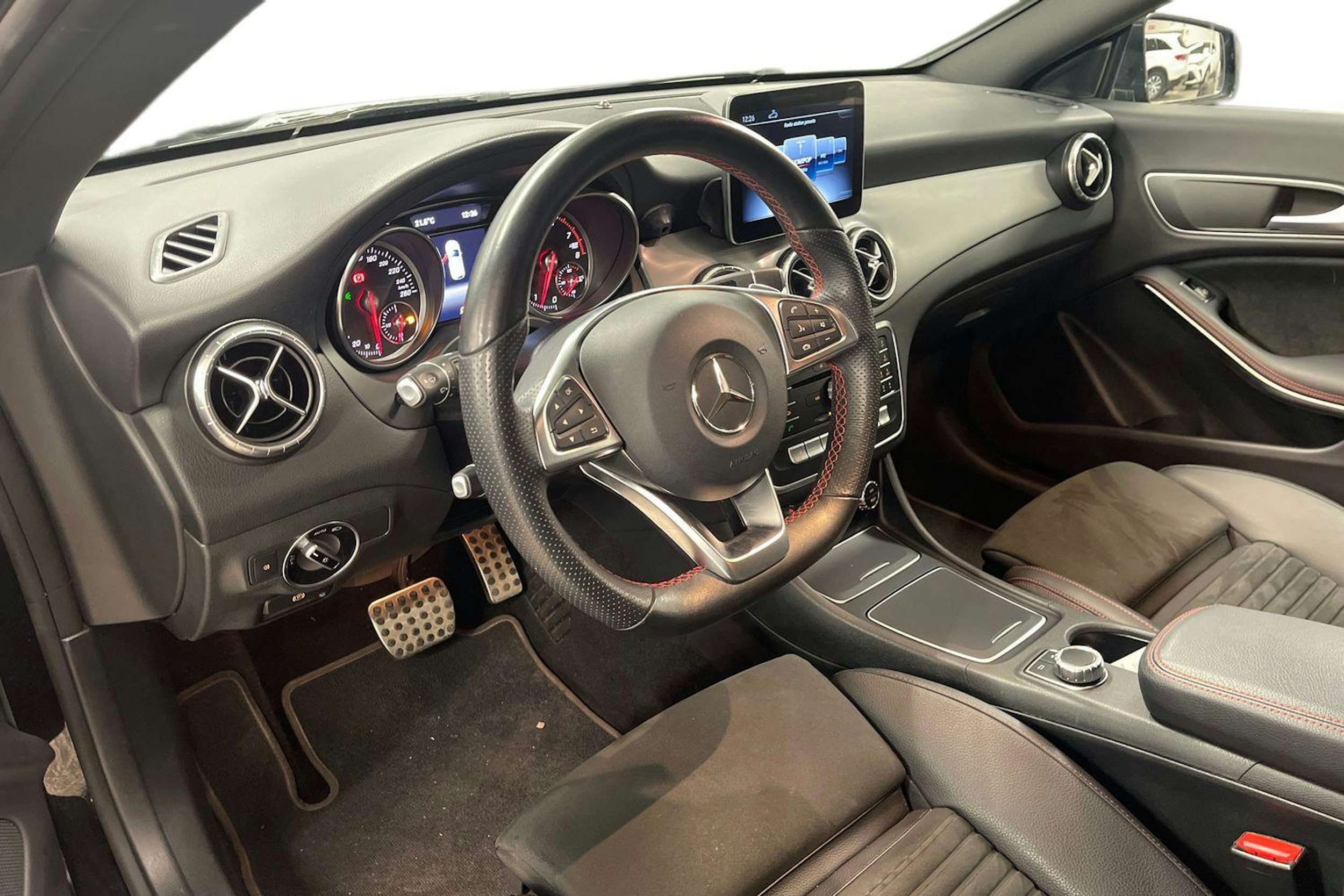 musta Mercedes-Benz CLA 2019 kuva 7.