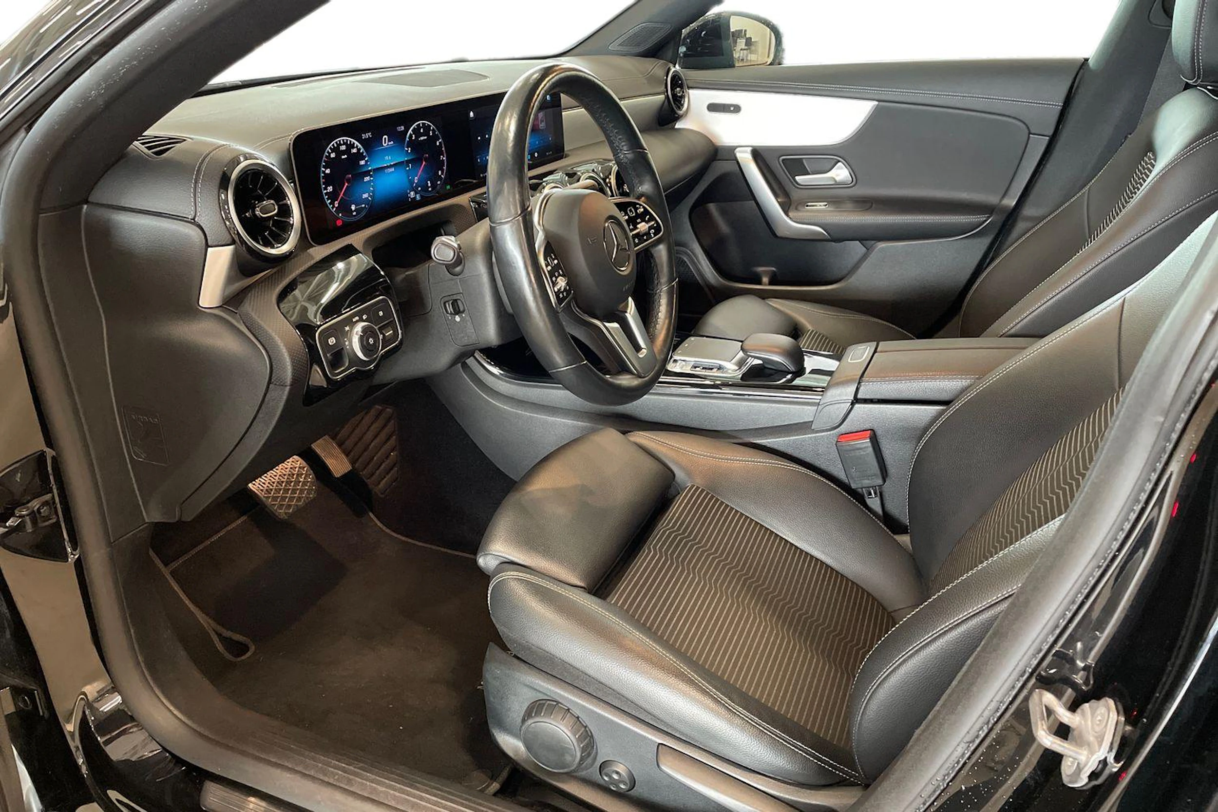 musta Mercedes-Benz CLA 2020 kuva 7.
