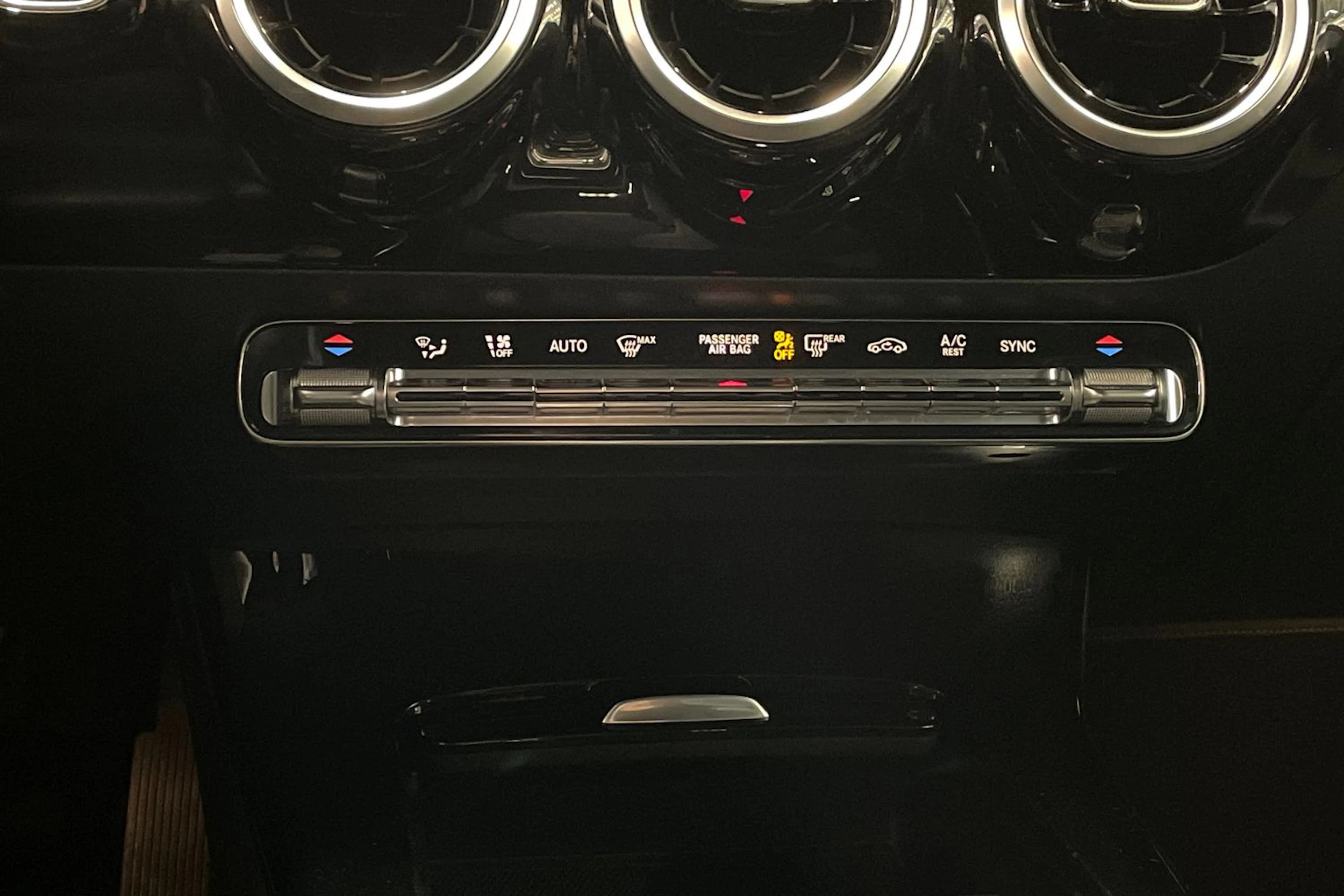 musta Mercedes-Benz CLA 2020 kuva 20.
