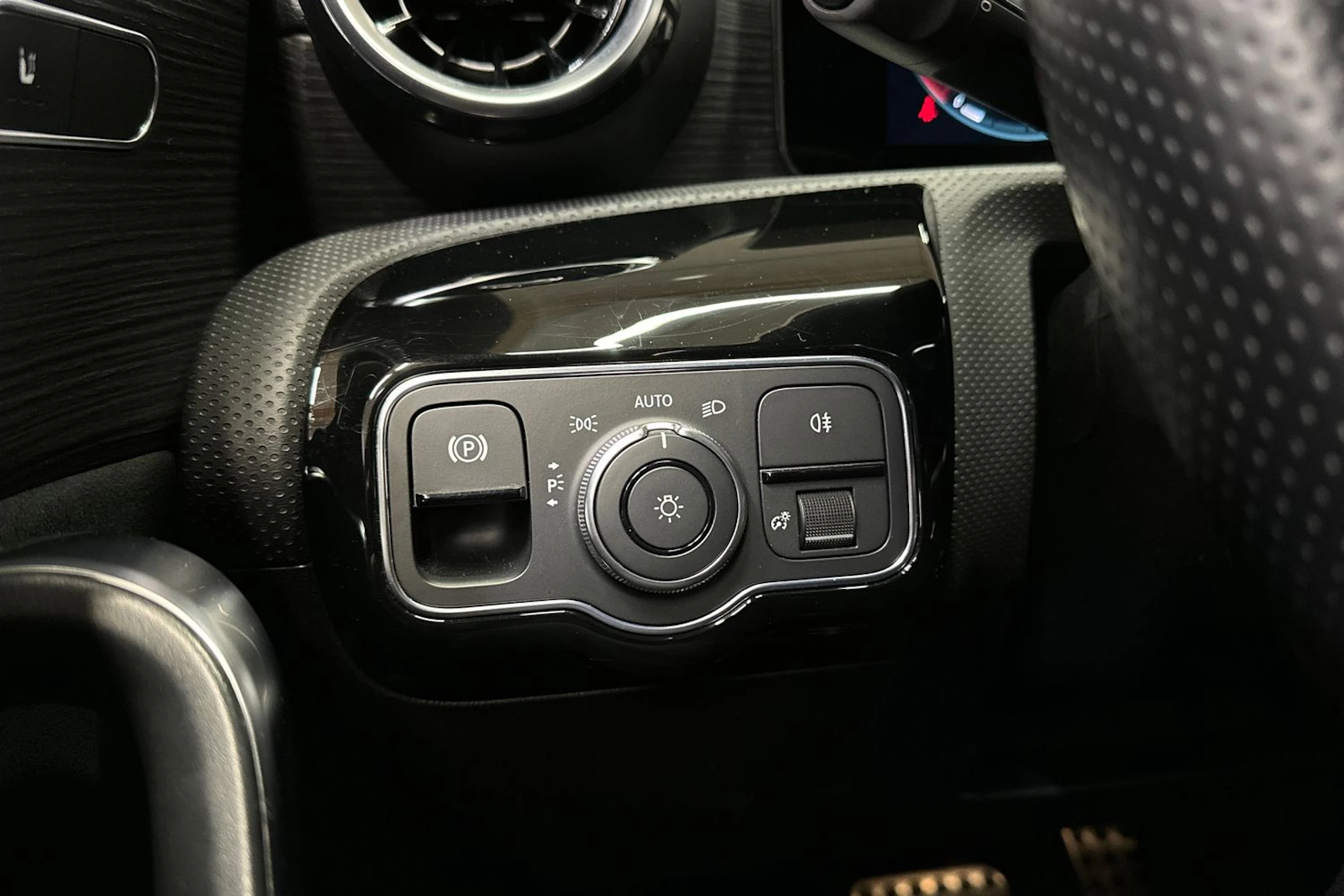 musta Mercedes-Benz CLA 2020 kuva 26.