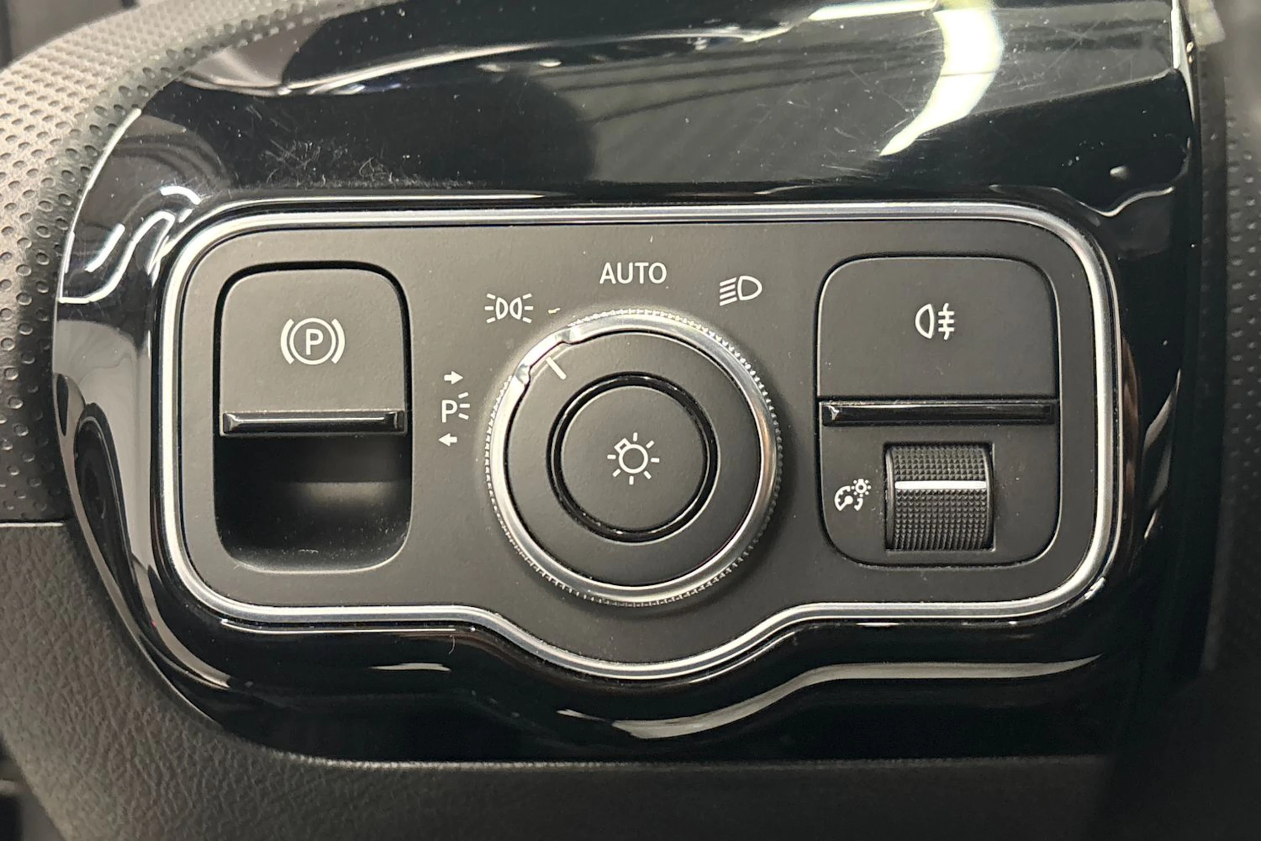 musta Mercedes-Benz CLA 2020 kuva 18.