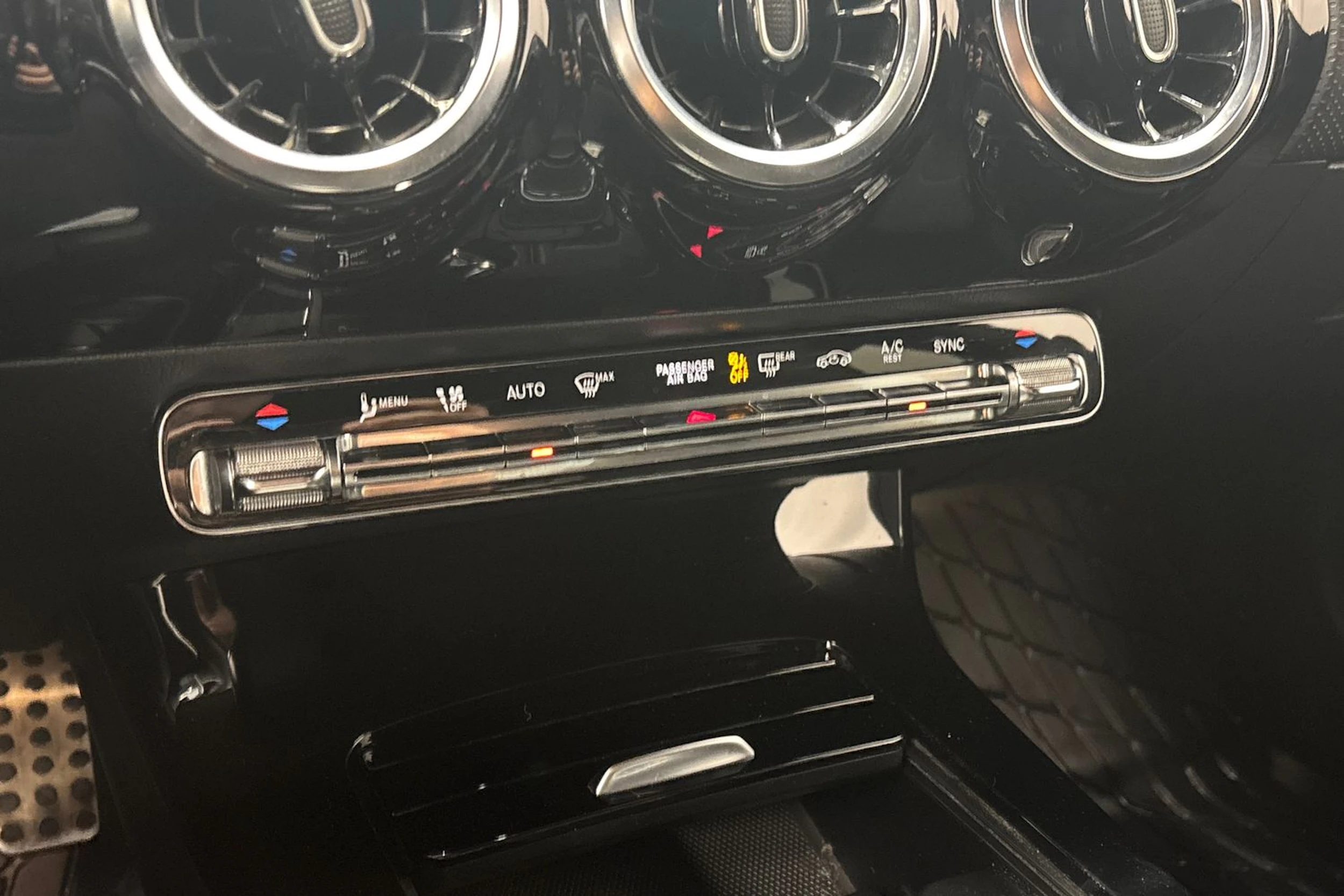 musta Mercedes-Benz CLA 2020 kuva 26.
