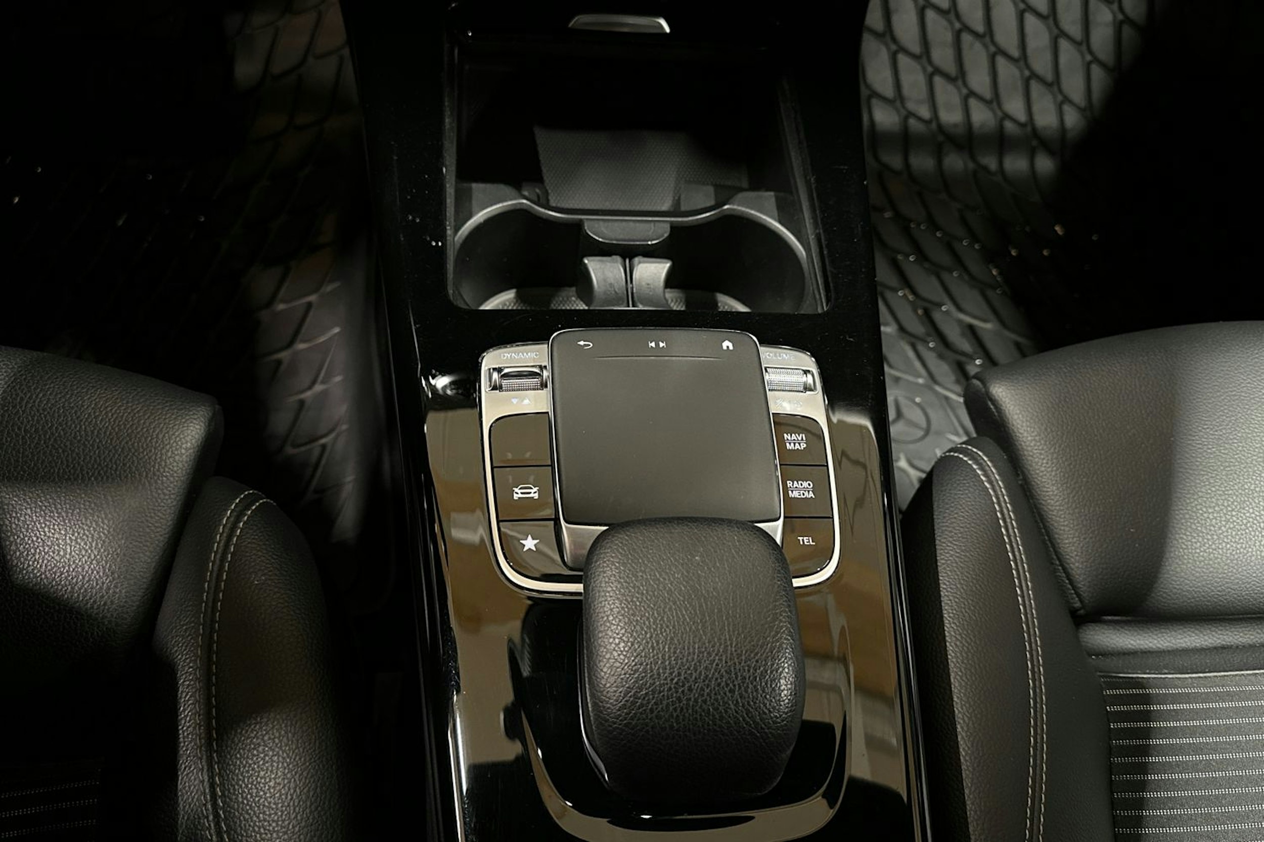 harmaa Mercedes-Benz CLA 2020 kuva 19.