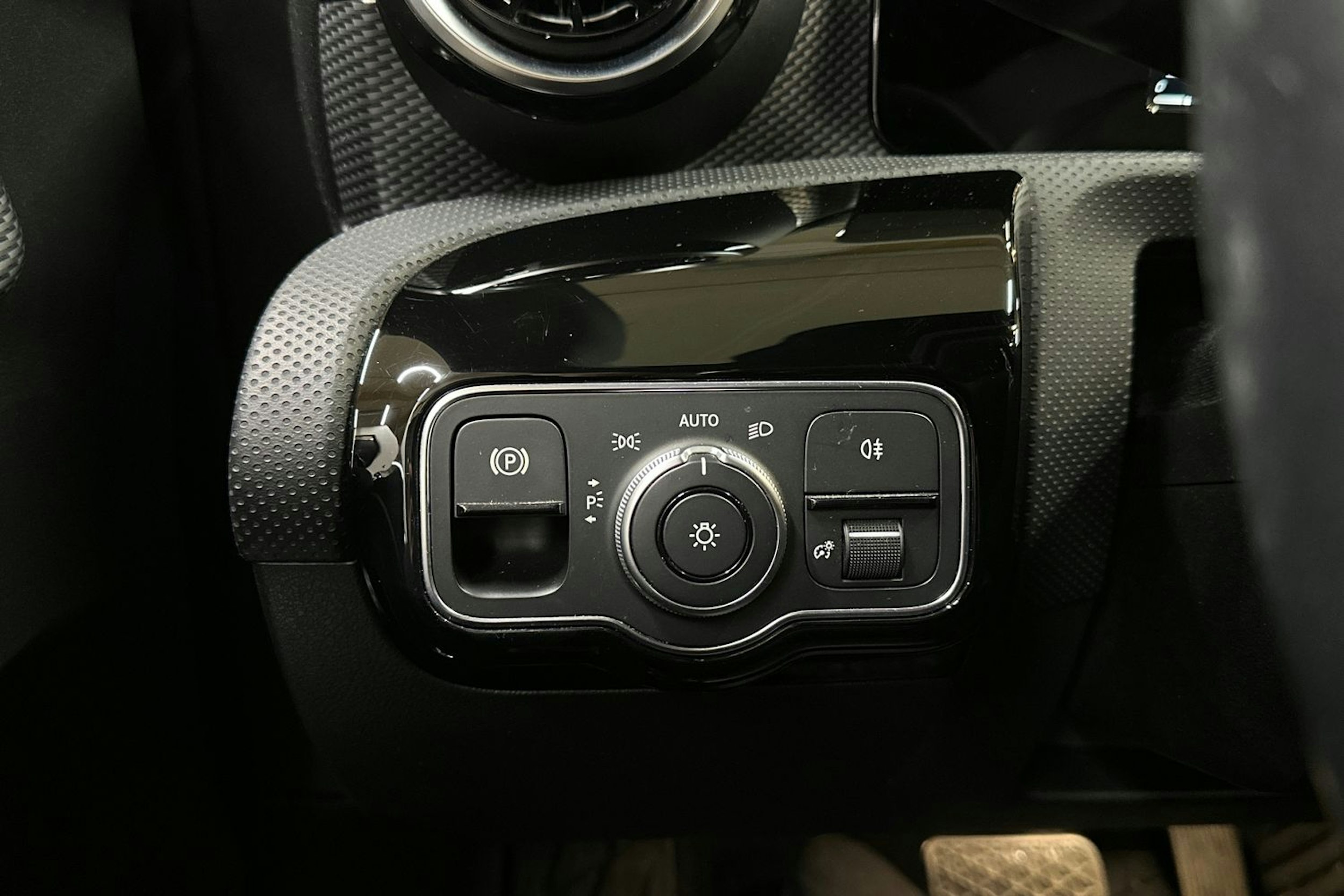 harmaa Mercedes-Benz CLA 2020 kuva 24.