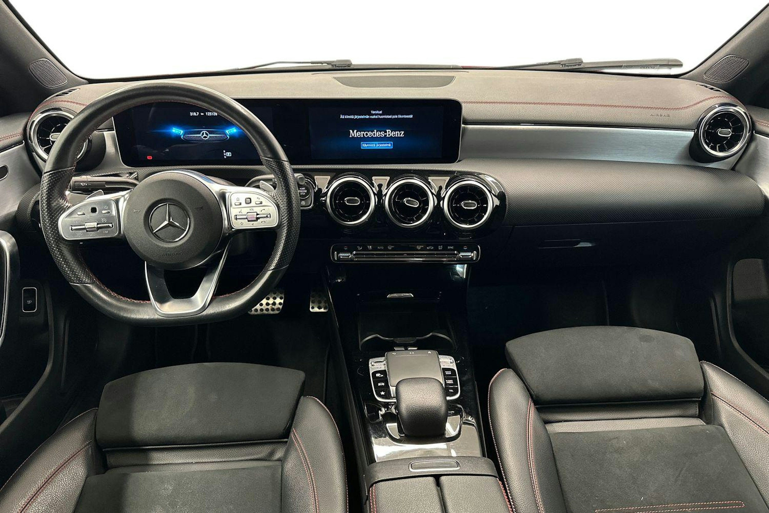 punainen Mercedes-Benz CLA 2020 kuva 9.