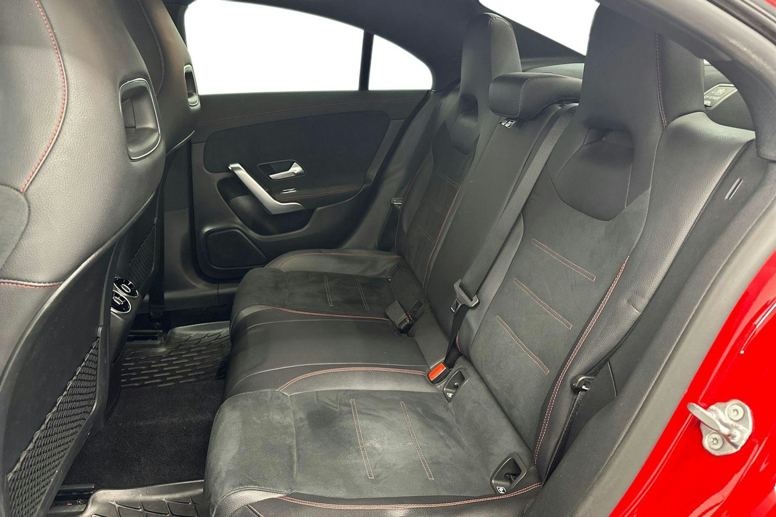 punainen Mercedes-Benz CLA 2020 kuva 10.