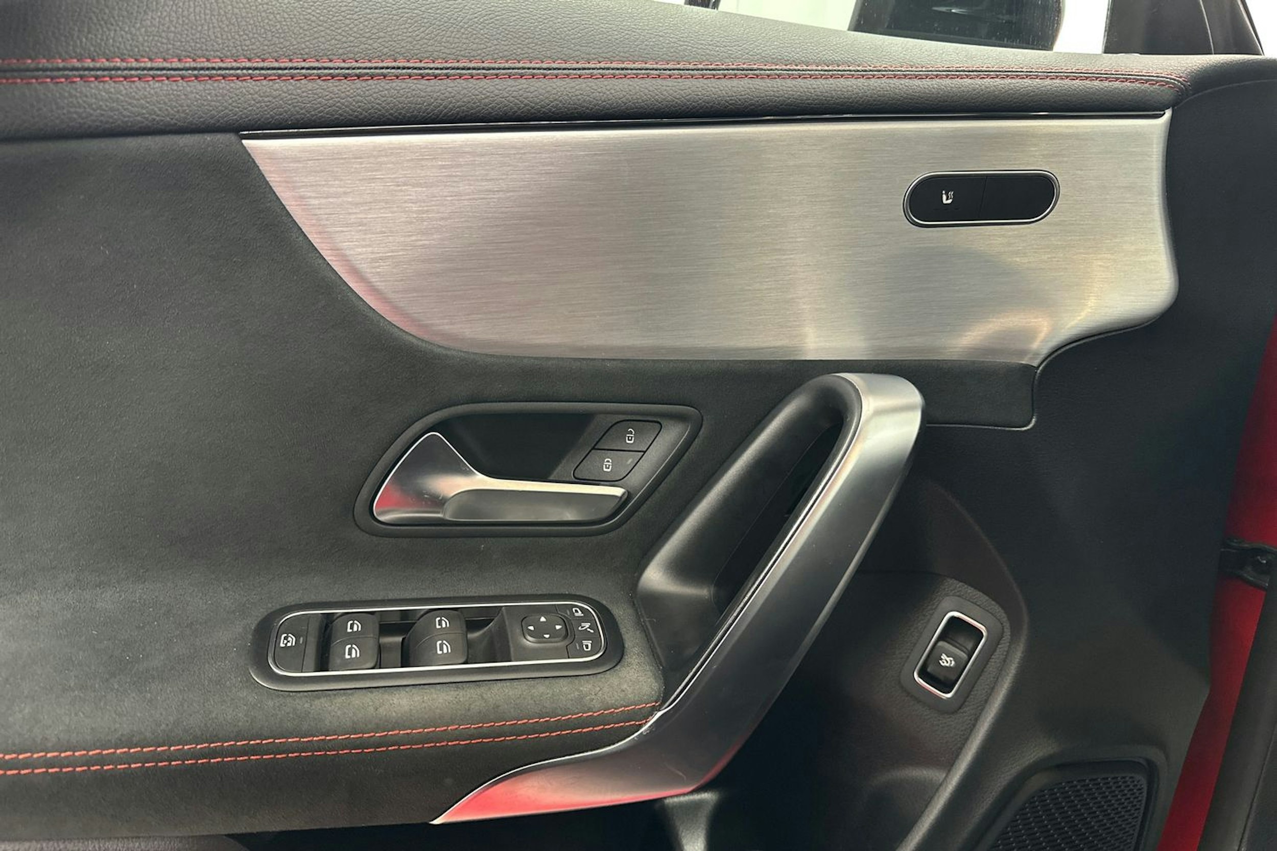 punainen Mercedes-Benz CLA 2020 kuva 14.