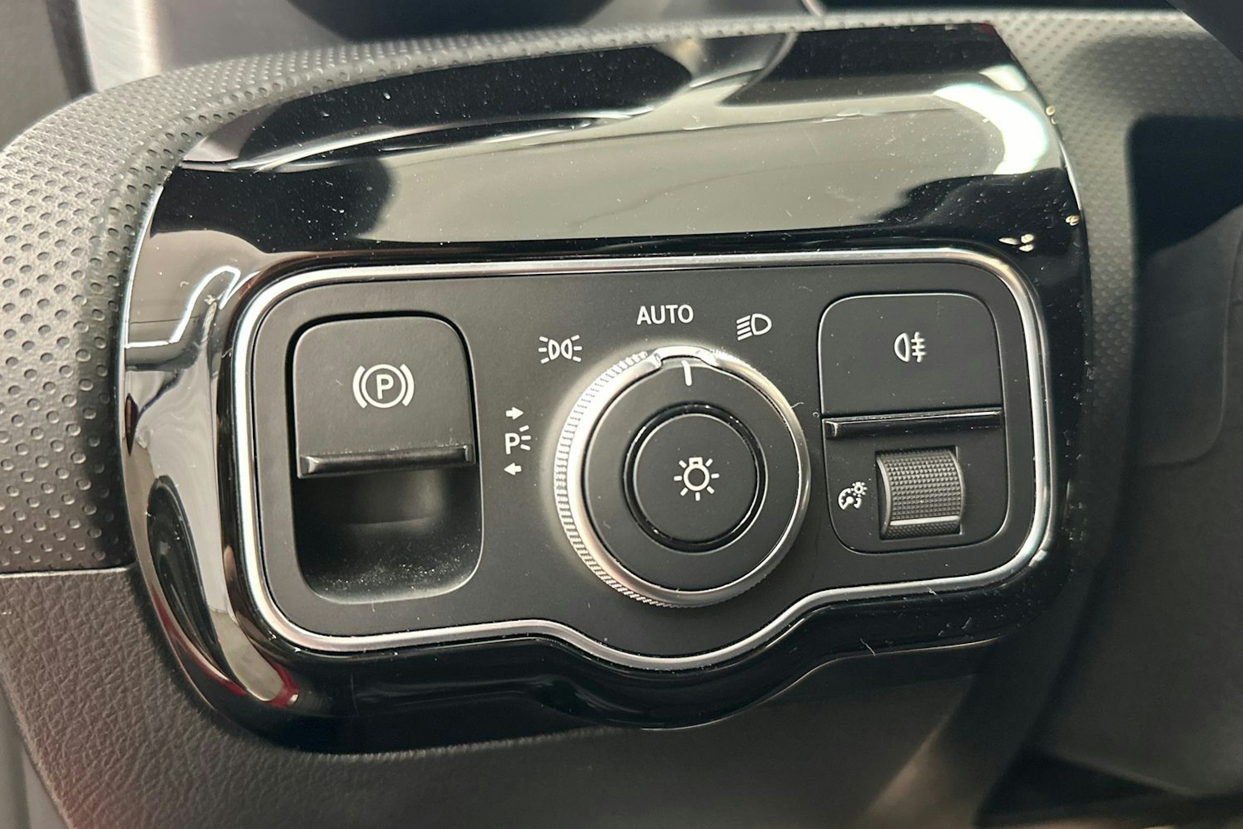 punainen Mercedes-Benz CLA 2020 kuva 15.