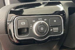 punainen Mercedes-Benz CLA 2020 kuva 15.