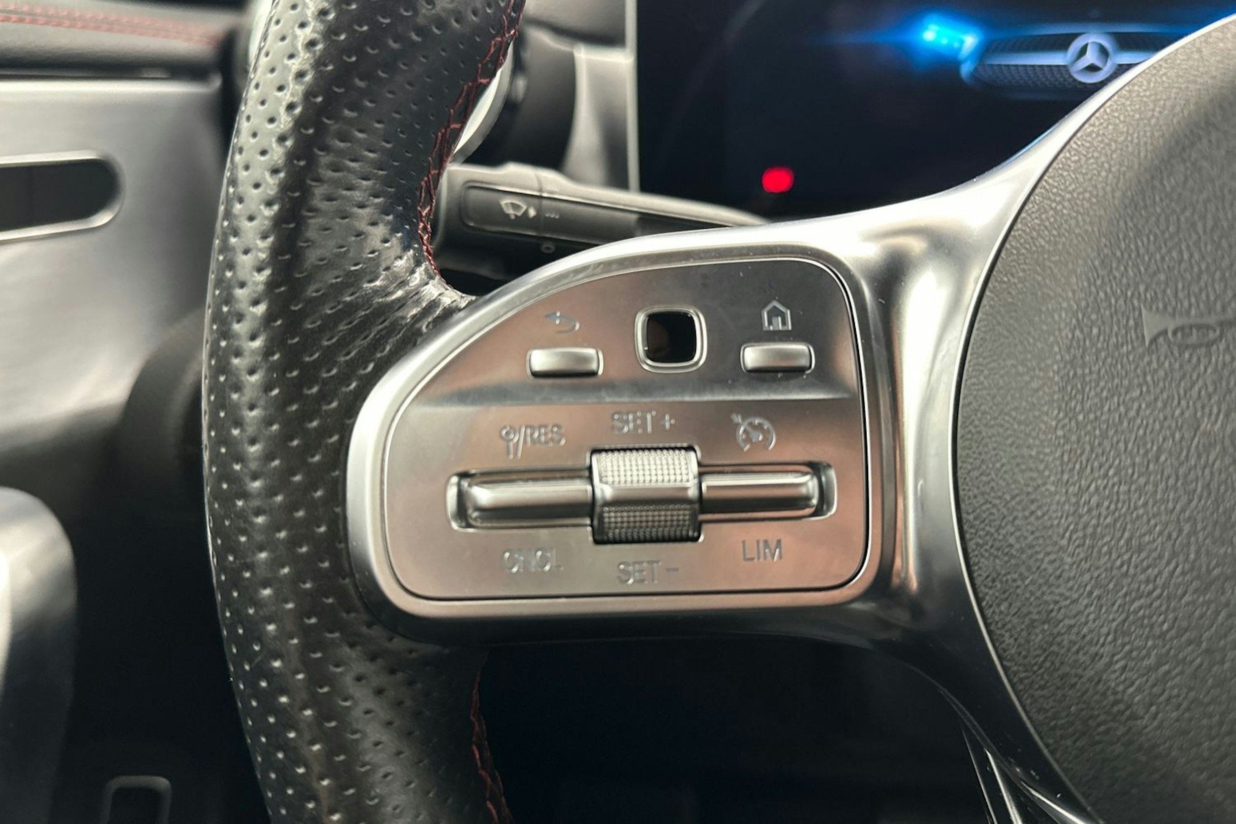 punainen Mercedes-Benz CLA 2020 kuva 16.