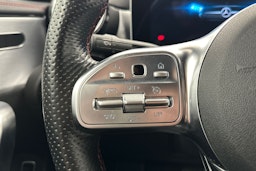 punainen Mercedes-Benz CLA 2020 kuva 16.