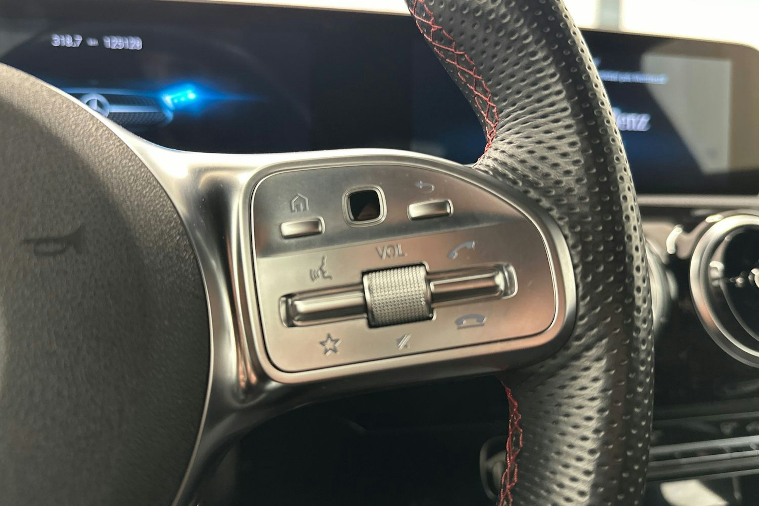 punainen Mercedes-Benz CLA 2020 kuva 17.