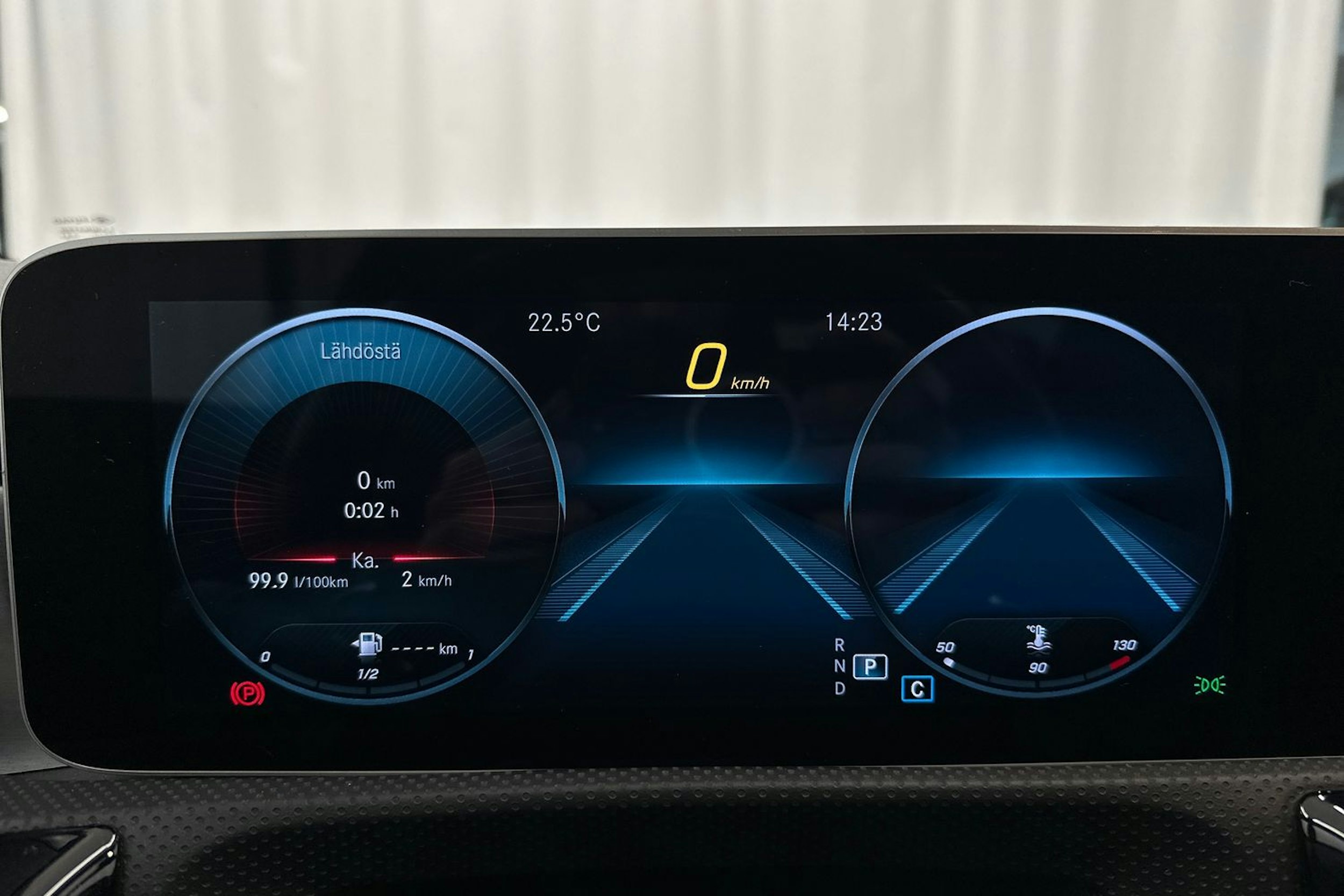 punainen Mercedes-Benz CLA 2020 kuva 18.