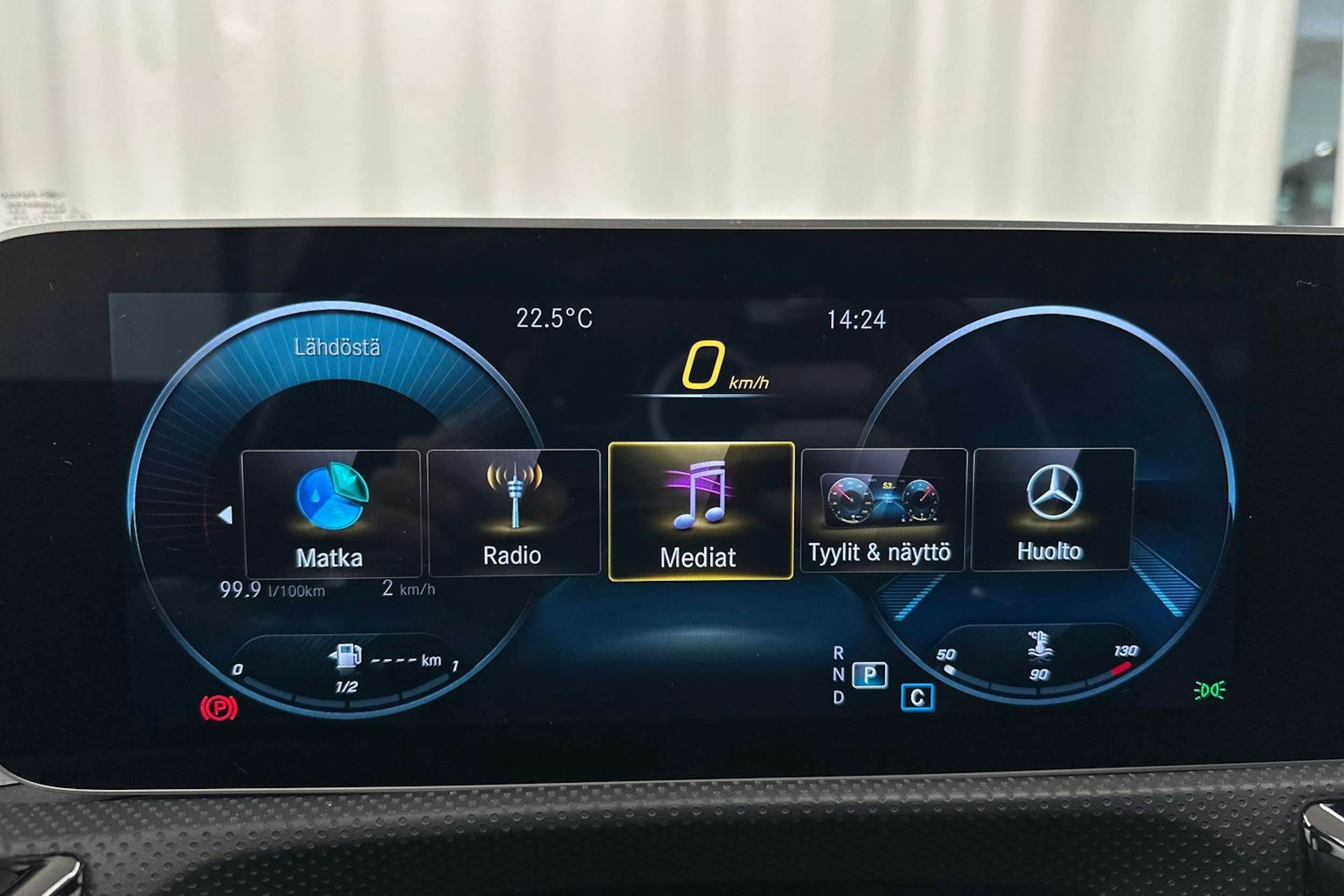 punainen Mercedes-Benz CLA 2020 kuva 20.