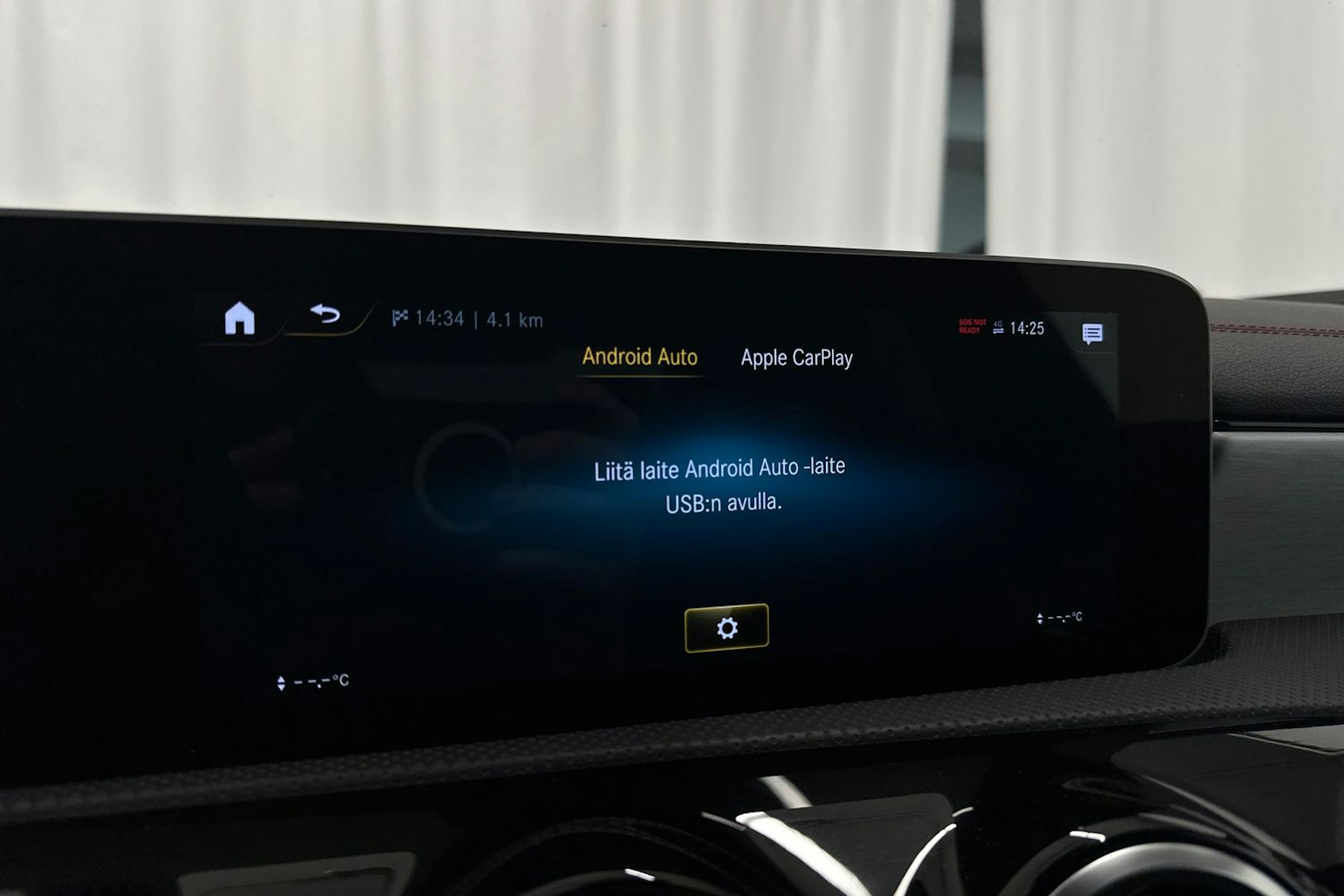 punainen Mercedes-Benz CLA 2020 kuva 23.