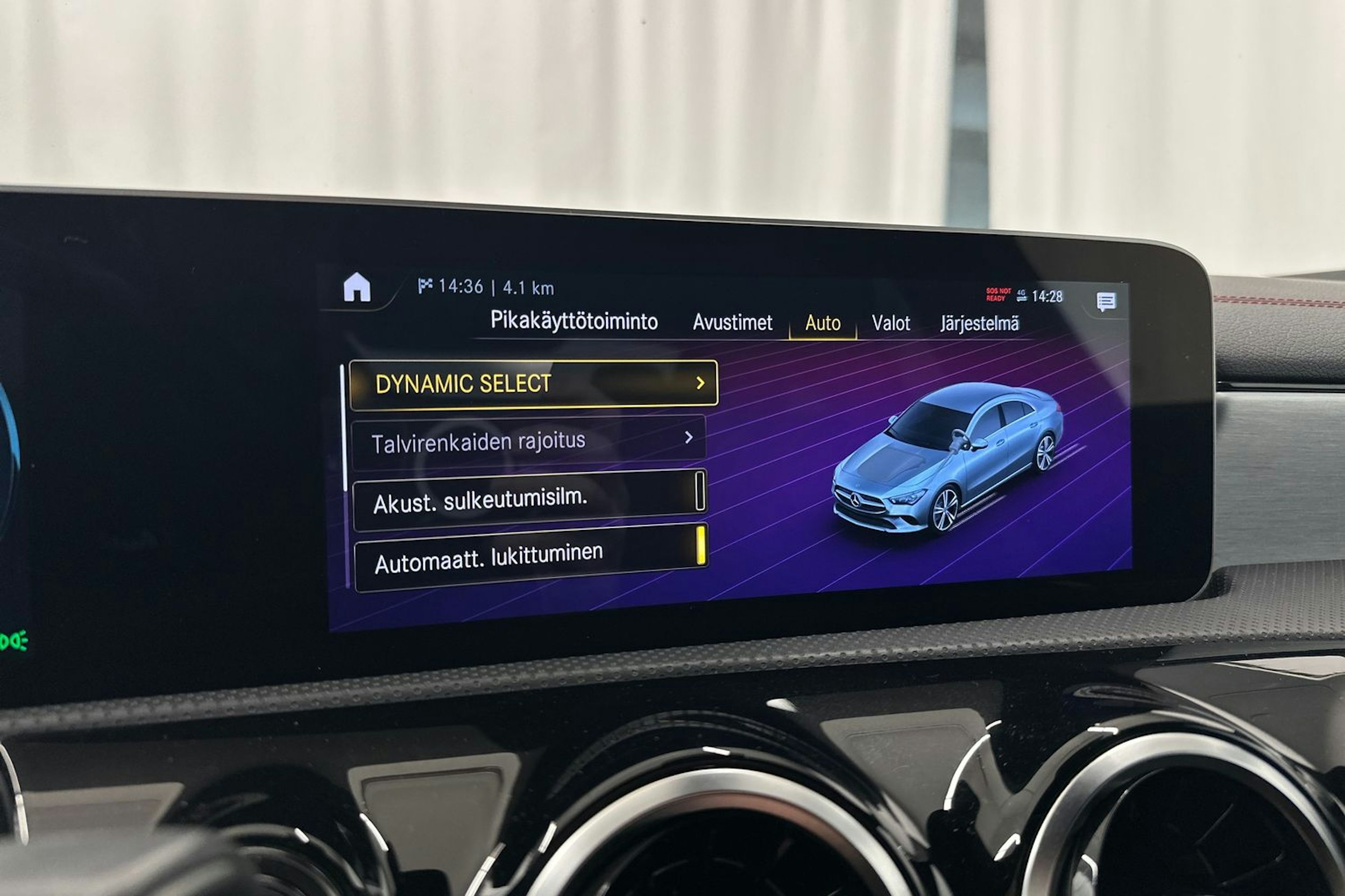 punainen Mercedes-Benz CLA 2020 kuva 26.