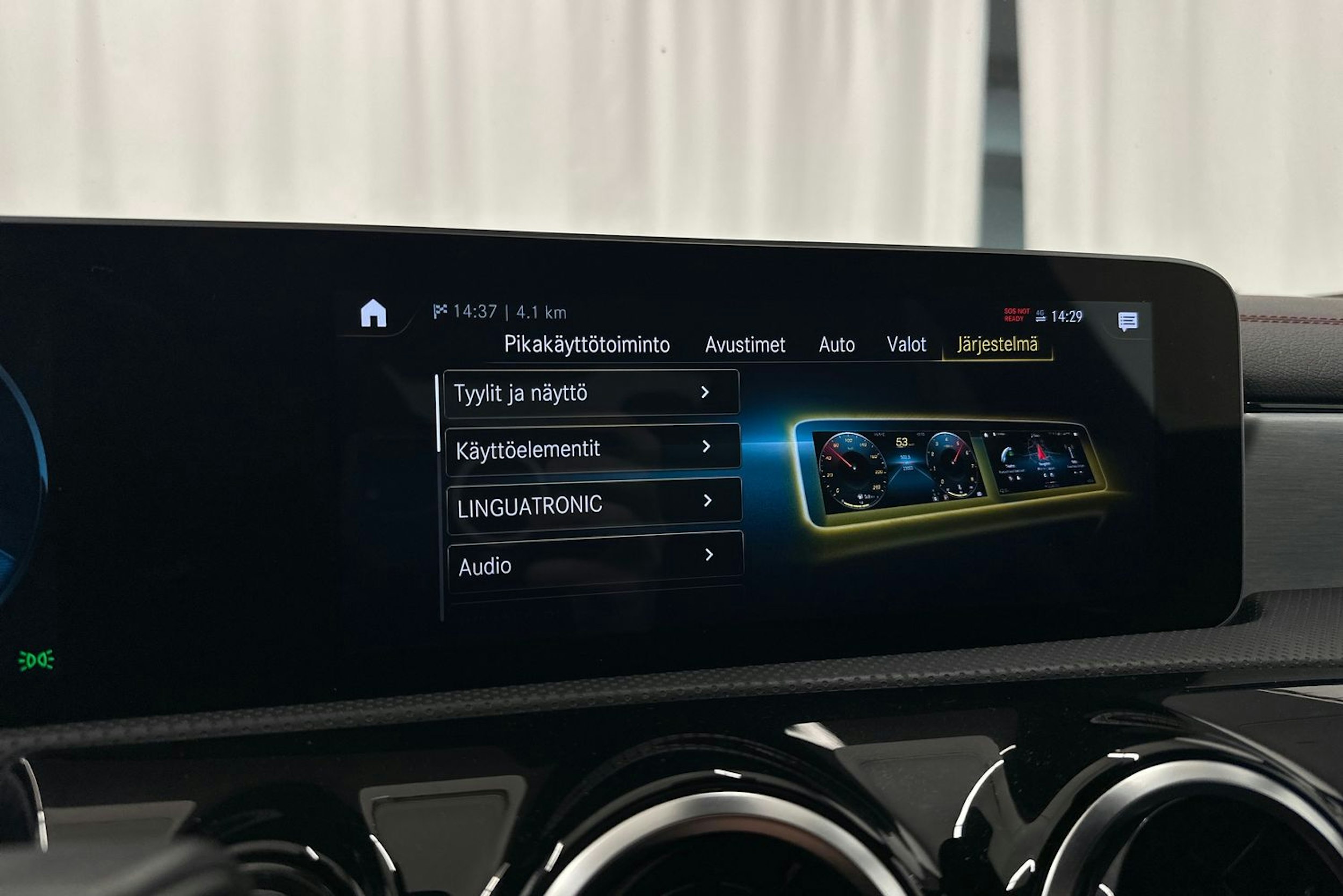 punainen Mercedes-Benz CLA 2020 kuva 29.