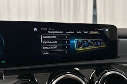 punainen Mercedes-Benz CLA 2020 kuva 29.