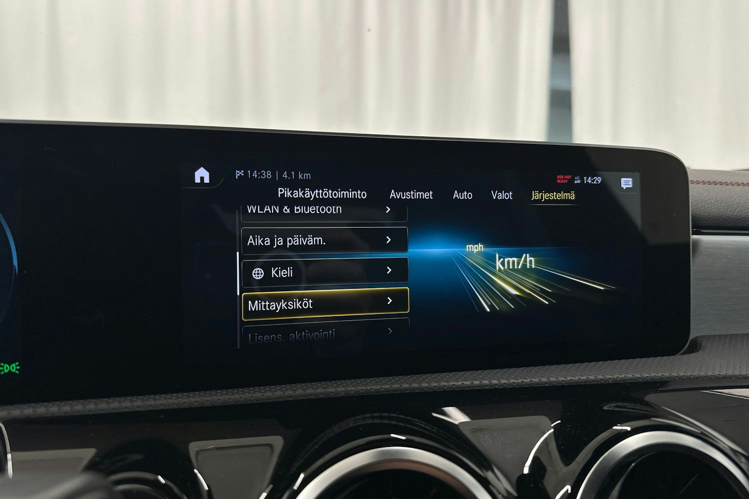 punainen Mercedes-Benz CLA 2020 kuva 30.