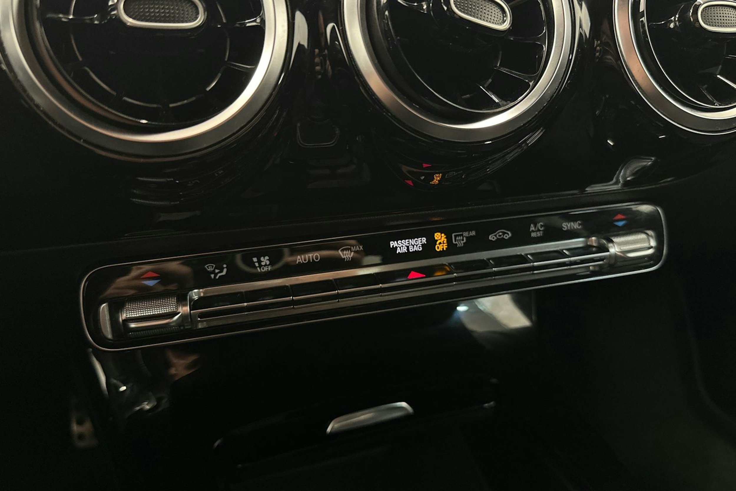 punainen Mercedes-Benz CLA 2020 kuva 31.