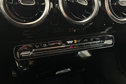 punainen Mercedes-Benz CLA 2020 kuva 31.