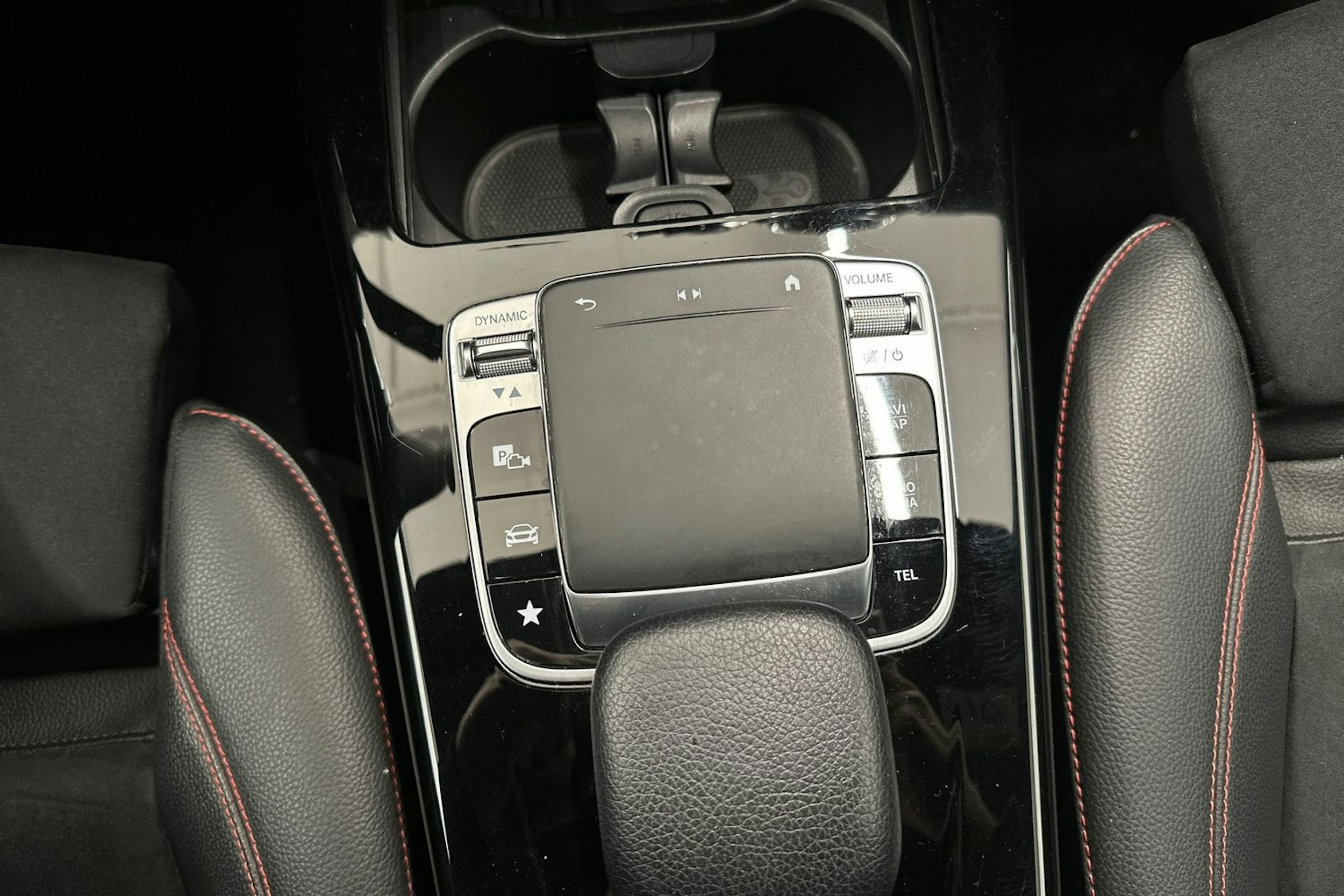 punainen Mercedes-Benz CLA 2020 kuva 32.