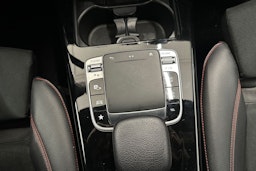 punainen Mercedes-Benz CLA 2020 kuva 32.