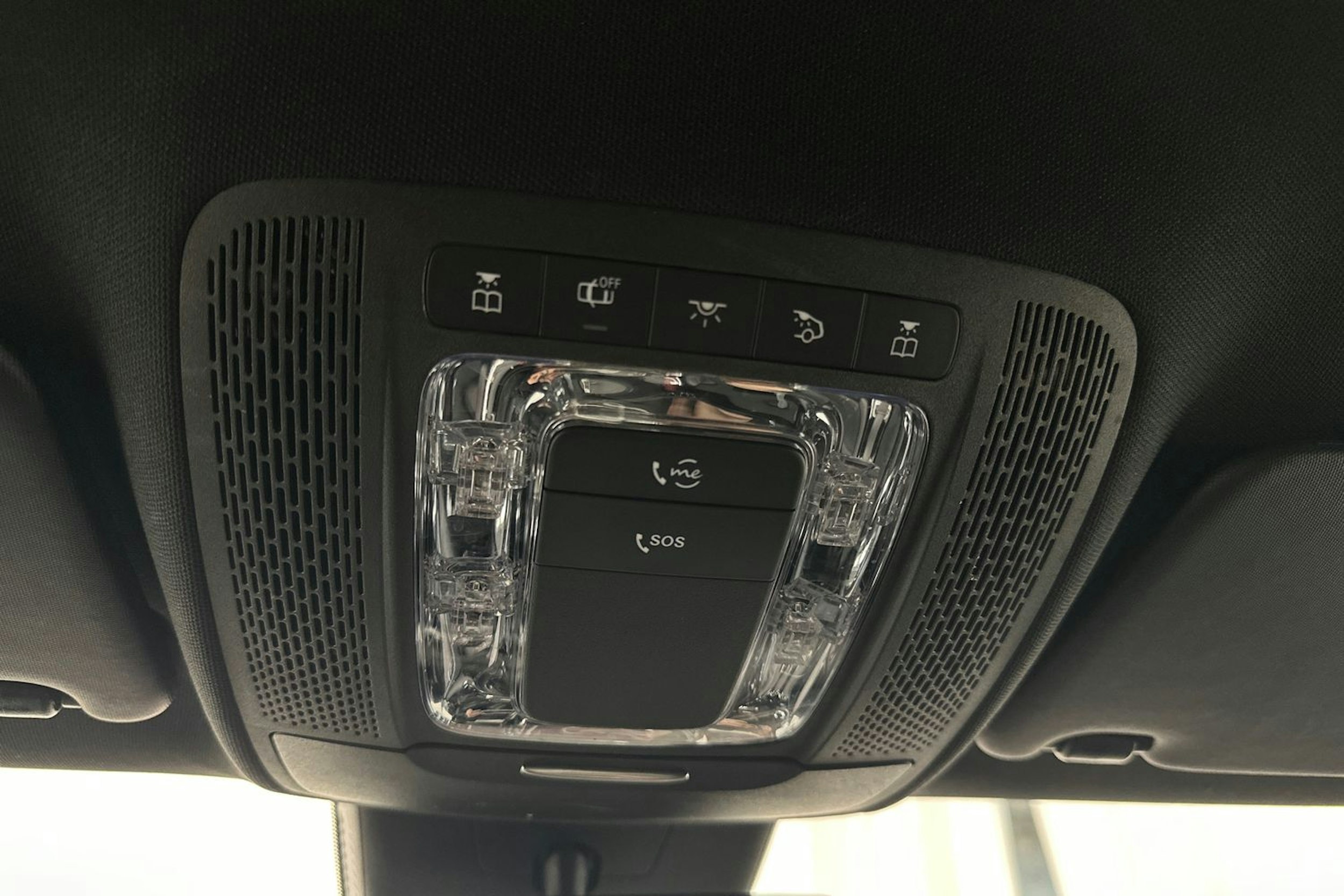 punainen Mercedes-Benz CLA 2020 kuva 33.